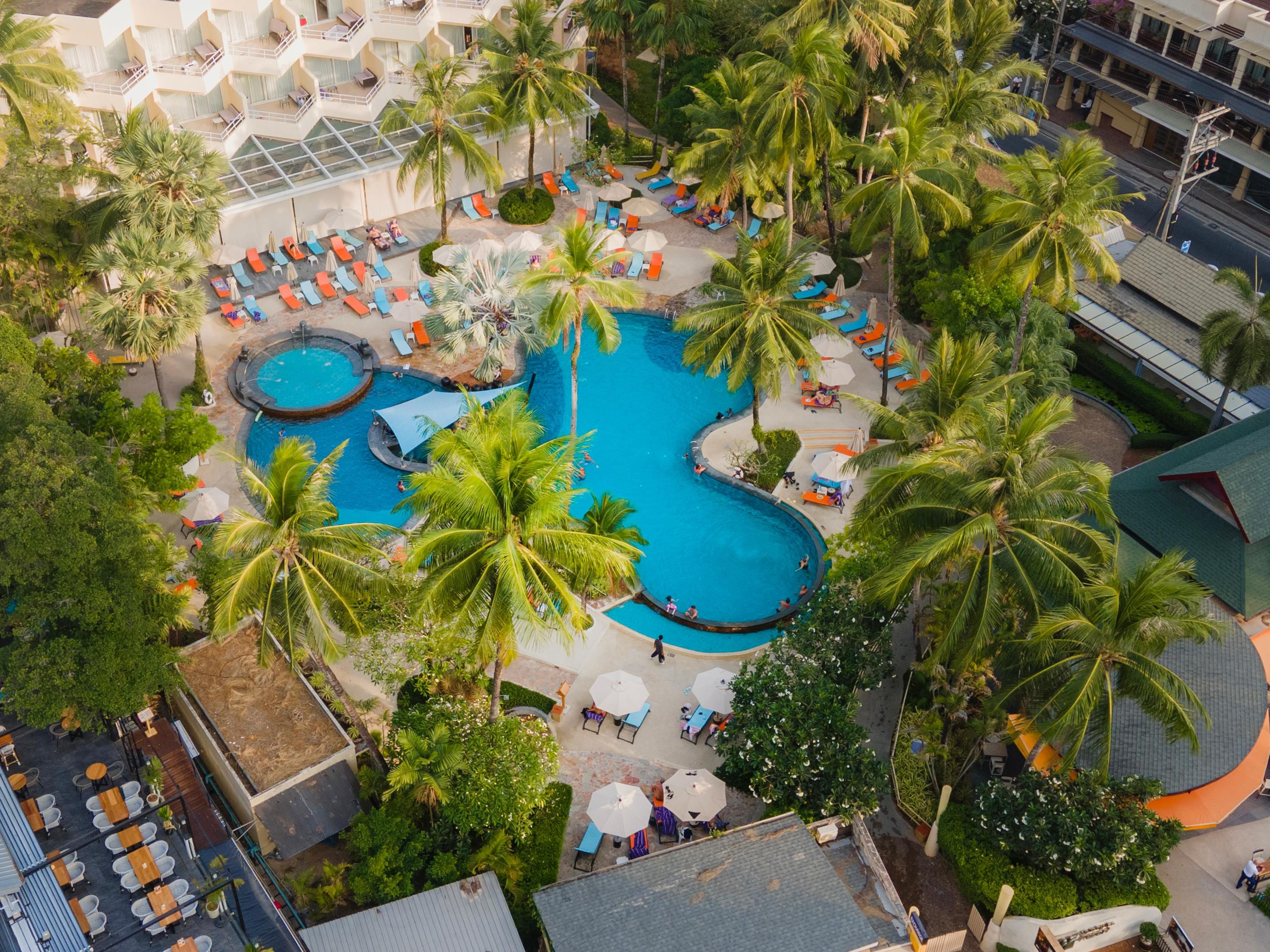 普吉島假日度假村是芭東中心的綠洲，芭東海灘就在馬路對面。 你可以看到普吉島美麗的自然風光。 蔚藍的天空、煥然一新的海灘、乾淨的海洋和大量活躍的海洋生物、潔淨的空氣和鬱鬱蔥蔥的國家公園都在向您招手。