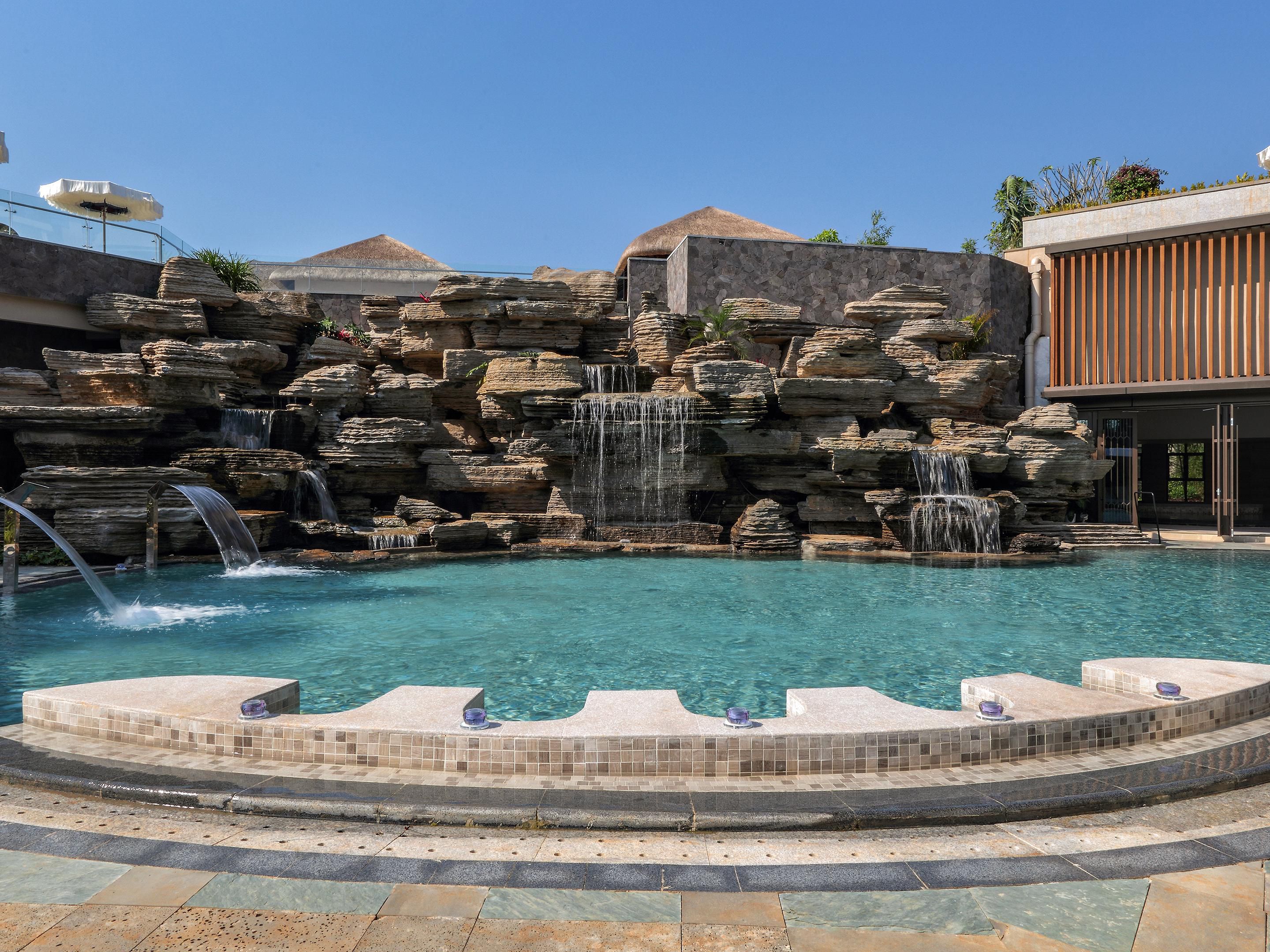 酒店拥有25座室内外温泉泡池，高低错落在园区内，不仅景色优美而且私密性也很强，非常适合小聚；室内的“卡拉活力水疗池”场地宽敞，可以容纳多组家庭休闲娱乐，除此之外池内还可以按摩身体，让您放松身心。官塘温泉是海南的一张名片，欢迎来到琼海官塘假日度假酒店，感受温泉之旅。