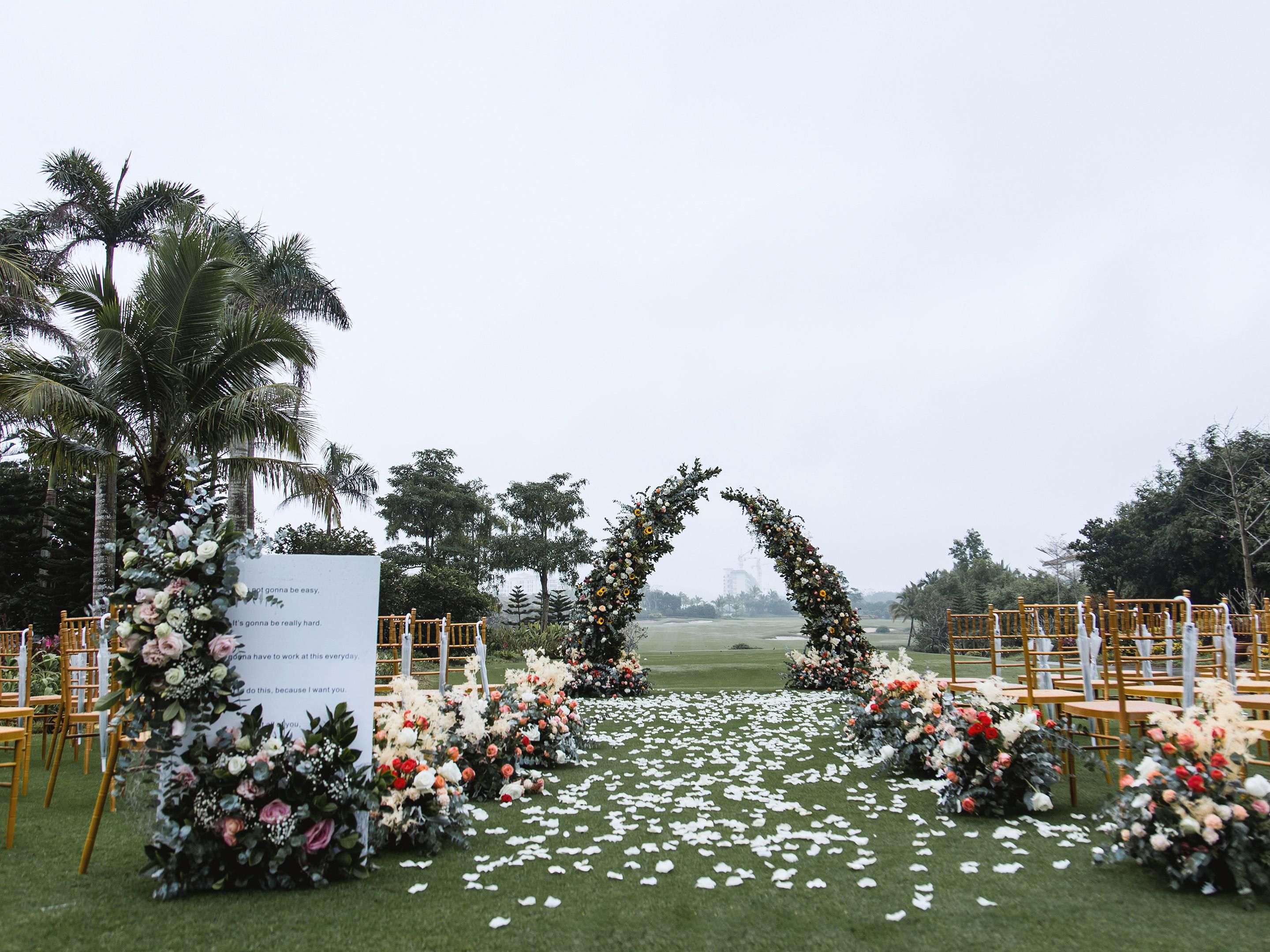 我们将为您倾情提供最贴心的服务，时尚简约汇集温馨与浪漫专业的服务只为给您更美妙的享受，您的梦想将由我们来实现爱的诠释