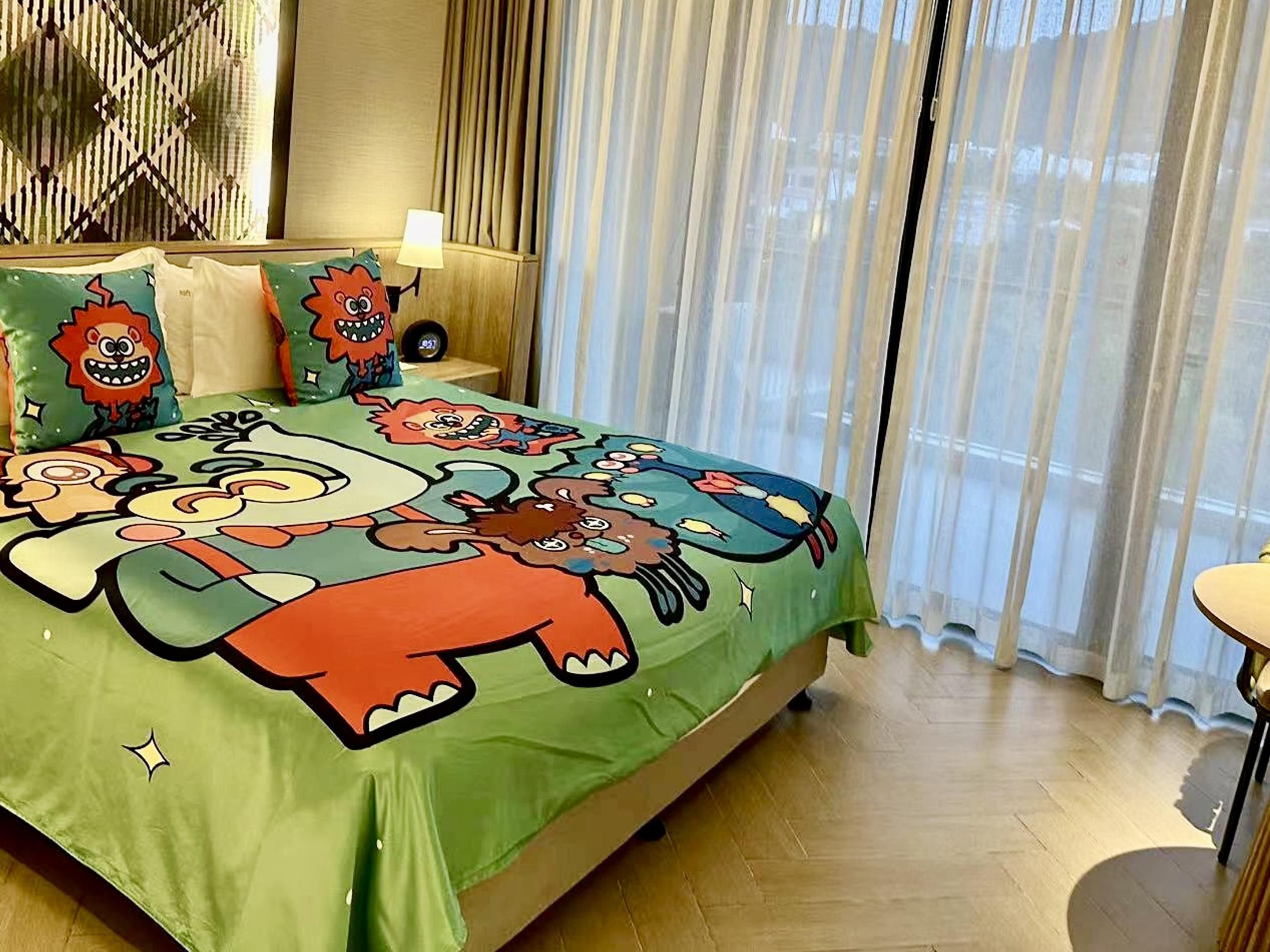 假日主题亲子套房，充满童趣且妥帖配备儿童洗漱用品及物品，提供“儿童食宿欢乐尽享童趣”超值礼遇，满足家庭多元需求。