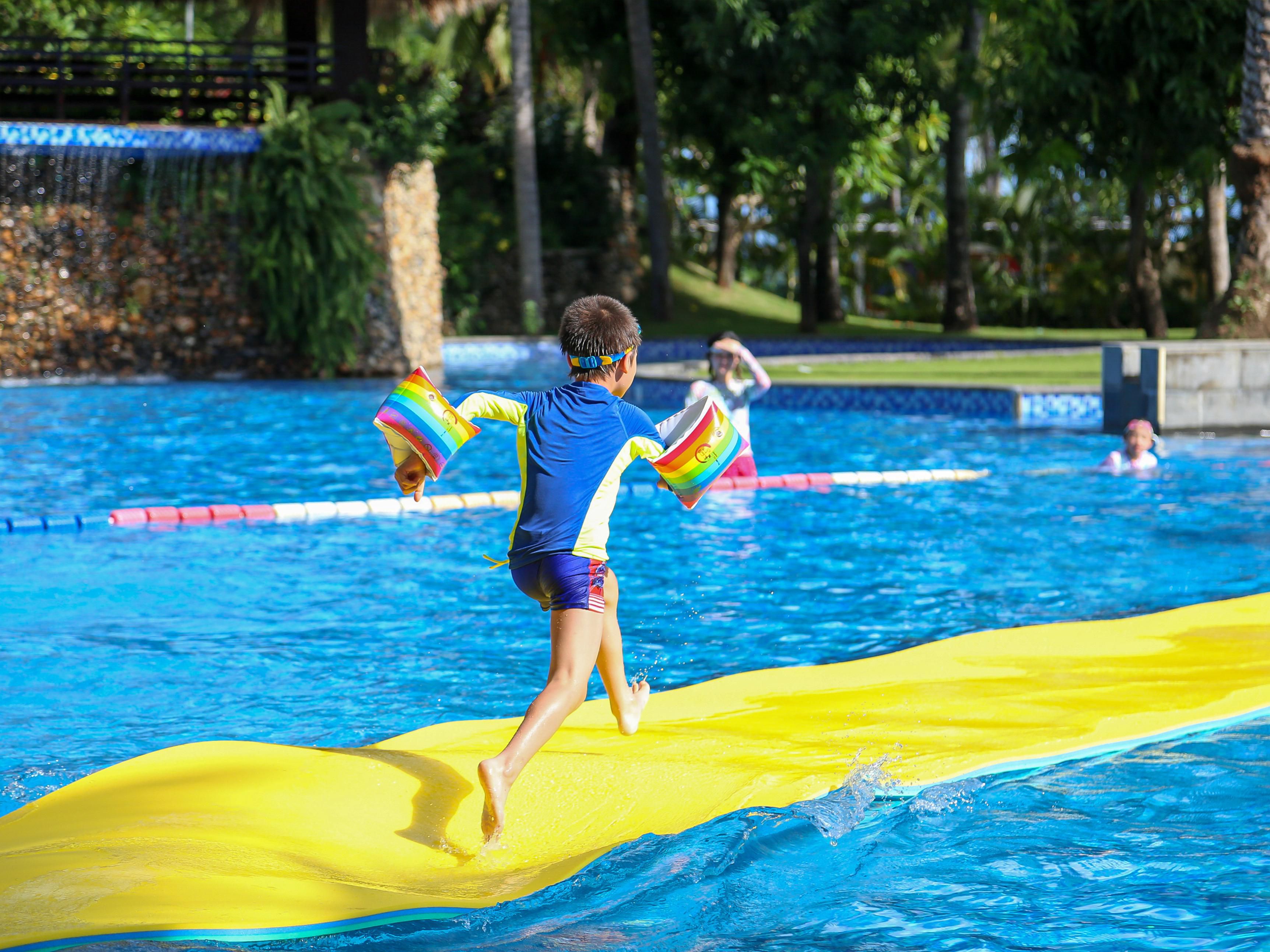 丰富多彩的亲子活动，填满小朋友们的海岛假期，室内室外乐趣无穷。观光小火车、手工活动、烹饪课堂与泳池中的各类水上活动为小朋友们创造趣味满满的假日新回忆。