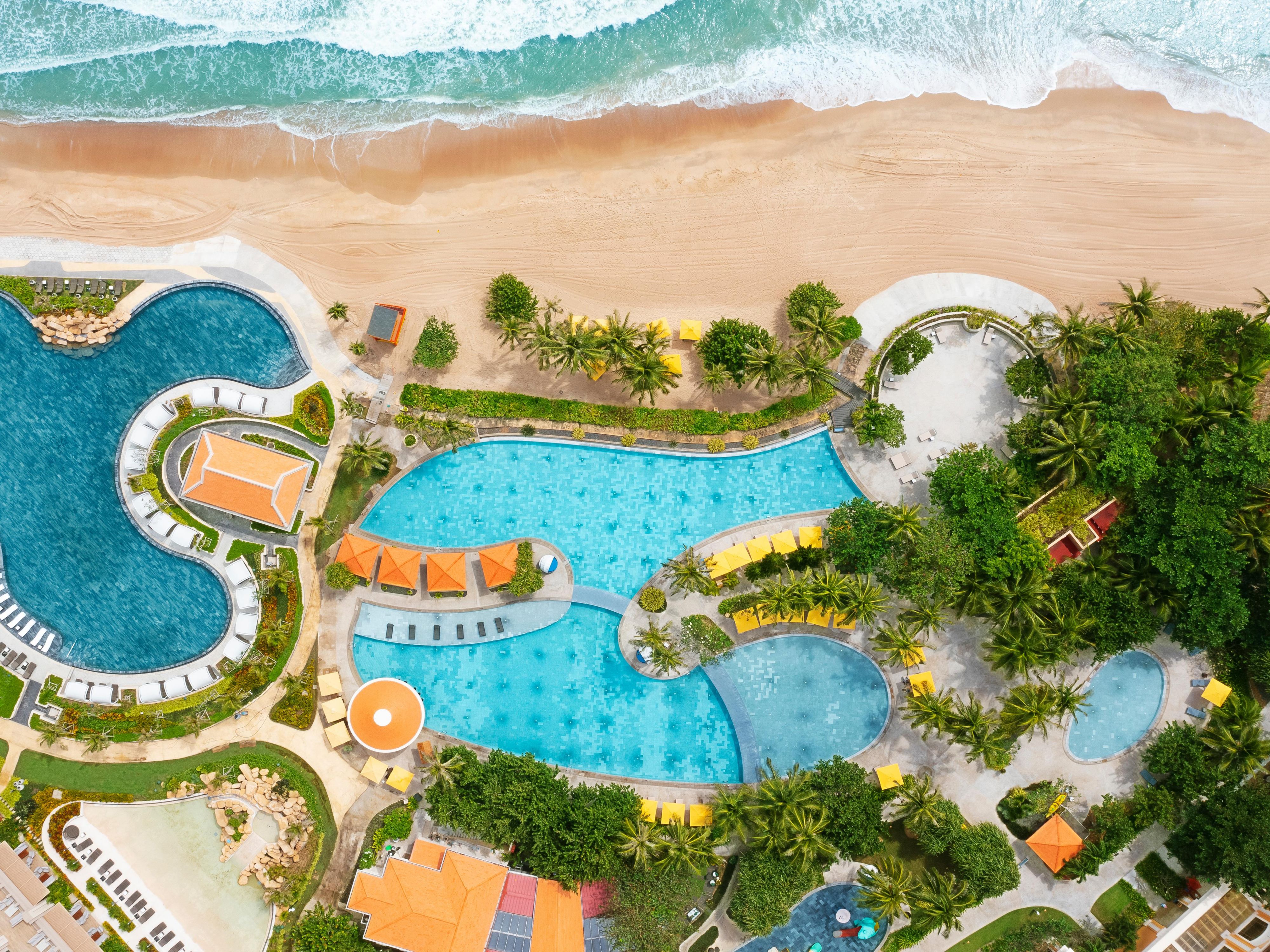 Discover the entertainment hub of Ho Tram with eight pools, 15 dining options, bars, and nightclubs. Groove to poolside beats by our resident DJ. Enjoy on-site kids' activities, live entertainment, and games like ping pong, billiards, and bowling. Tee off at Asia’s top-rated golf course – The Bluffs Grand Ho Tram – by Greg Norman.