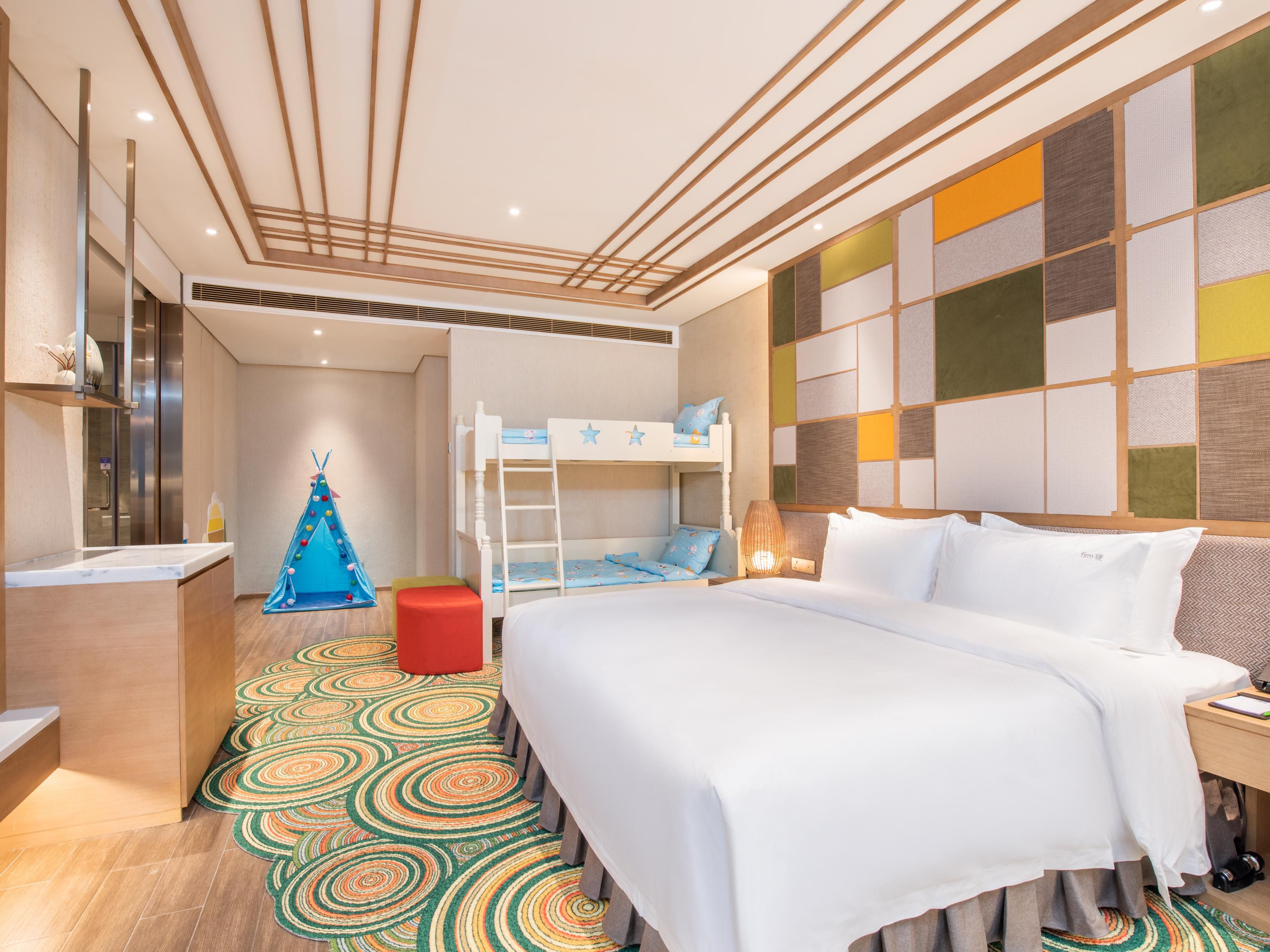 53平米客房，1张大床和1张儿童高低床。家庭房可容纳最多2位大人和2位小孩。享用无线及有线高速网络，43寸大屏幕液晶电视，还配备宽大的写字台。舒净适意的大床、软/硬枕选择。室内温泉泡池和强劲的多功能花洒或泡池给你带来畅爽淋漓的温泉沐浴享受。