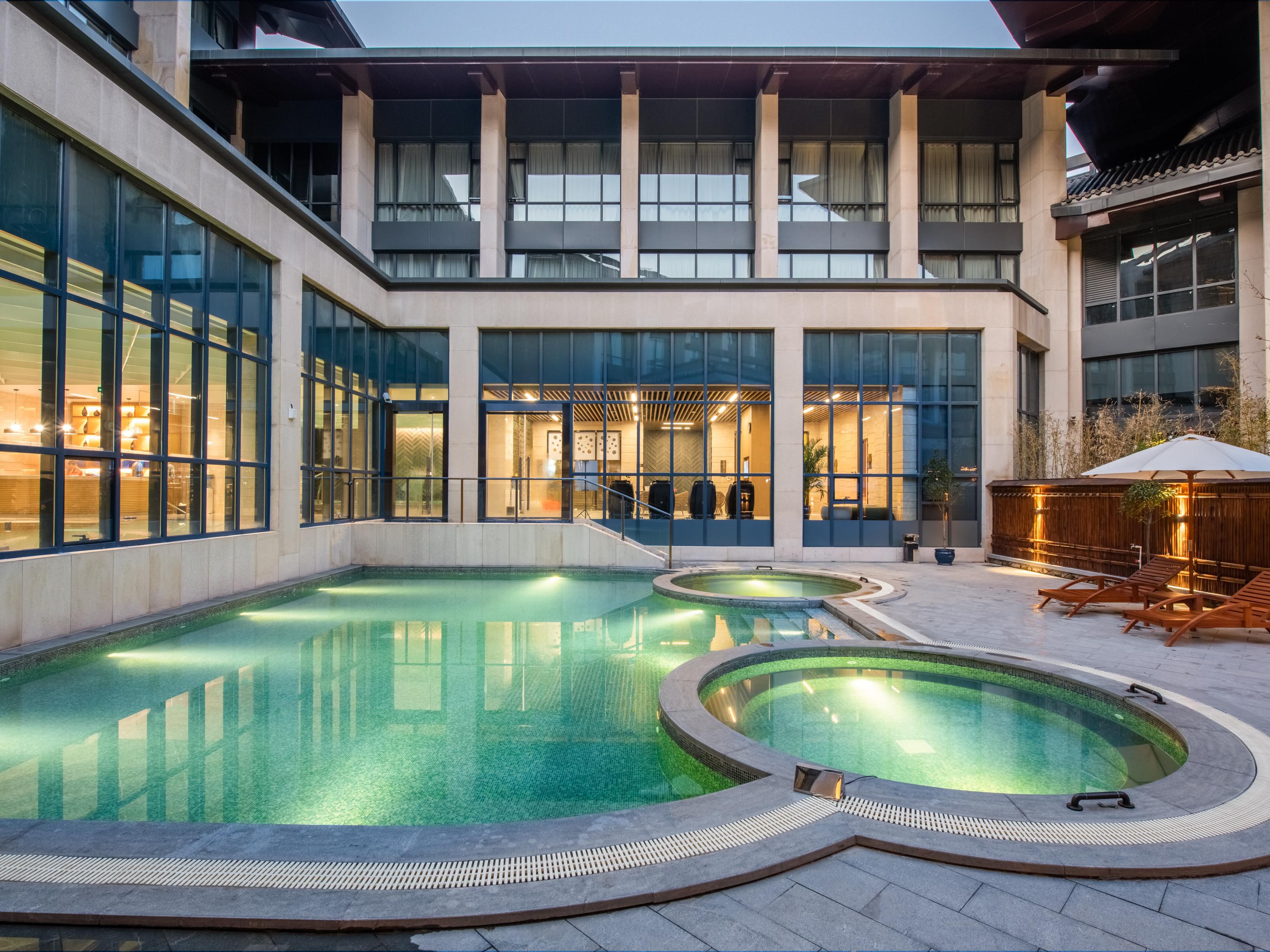 酒店温泉中心使用温汤天然富硒温泉水，专业的多功能按摩池，特色冰池，矿物汗蒸房，均能使您尽情享受泡温泉的乐趣，我们已替您准备好了一切所需，恭候盛临。温汤温泉水质无色无味，富含硒，偏硅酸等20多种对人体非常有益的微量矿物质元素，属国内外罕见富硒温泉，可与法国埃克斯温泉相媲美。静谧的水疗中心恣意放松，体验惬意的按摩护理，都将为您的旅程留下难忘回忆。