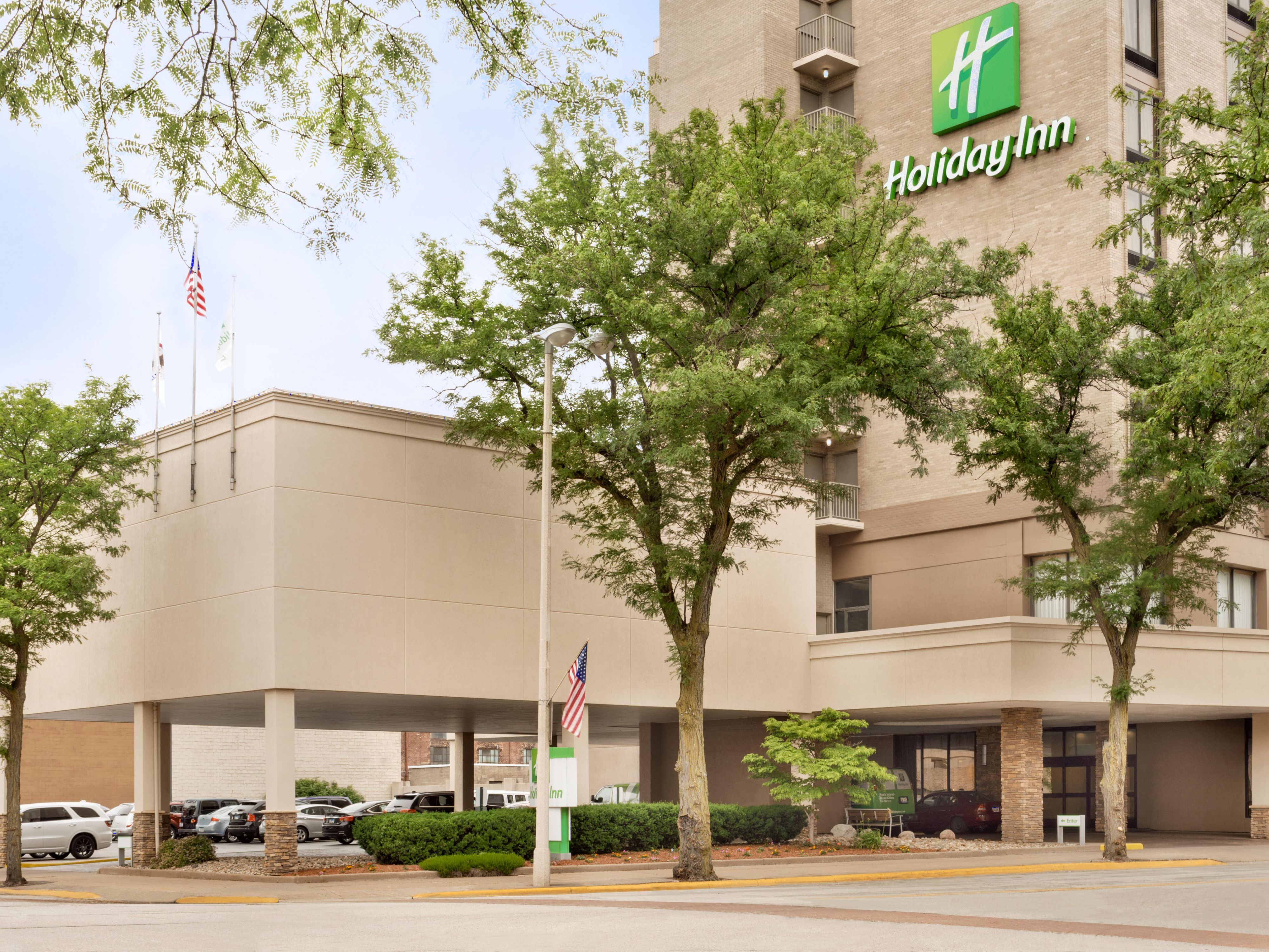 Drive up to the Holiday Inn Rock Island with convenient parking