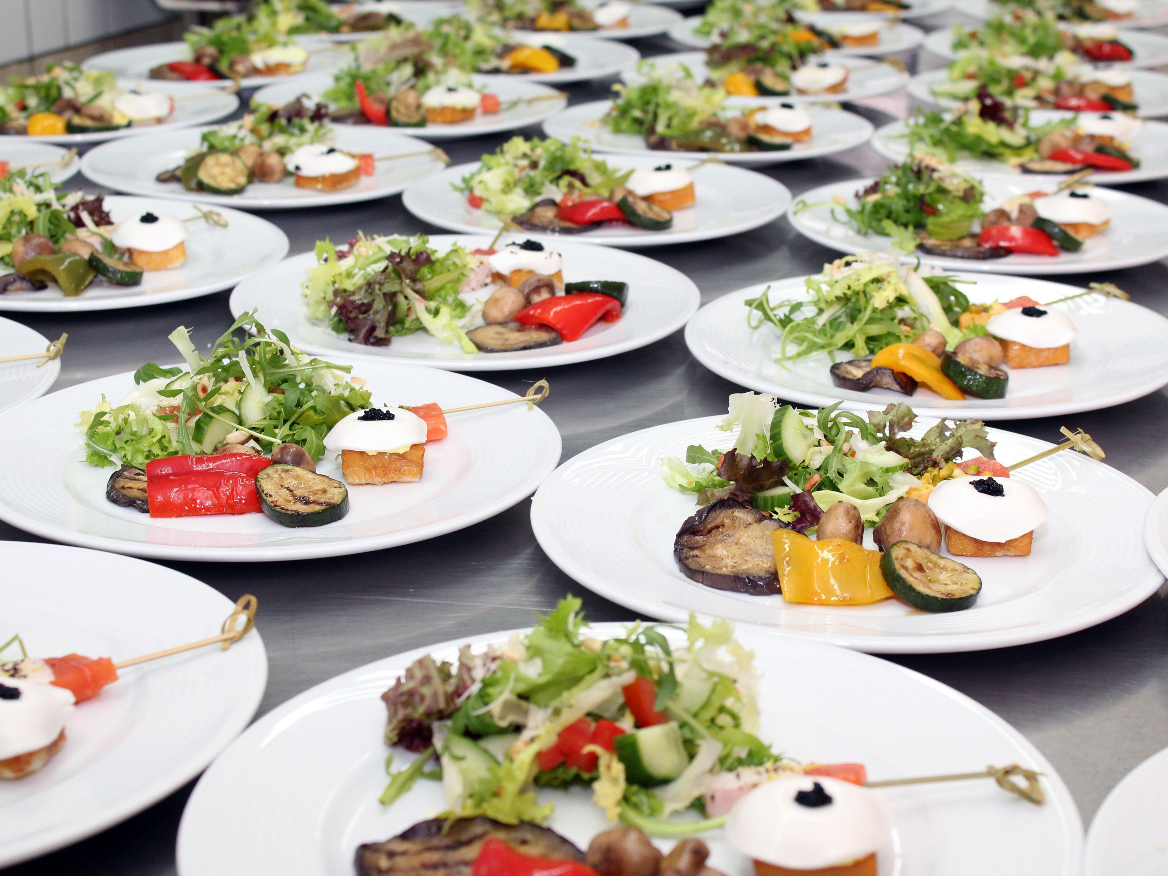 Love our on-site catering? Let us come to you! From casual appetizers, business lunches to weddings, and more, Main Event catering features a full menu to cover all of your catering needs. Call our hotel at 309-948-5693 for more details.