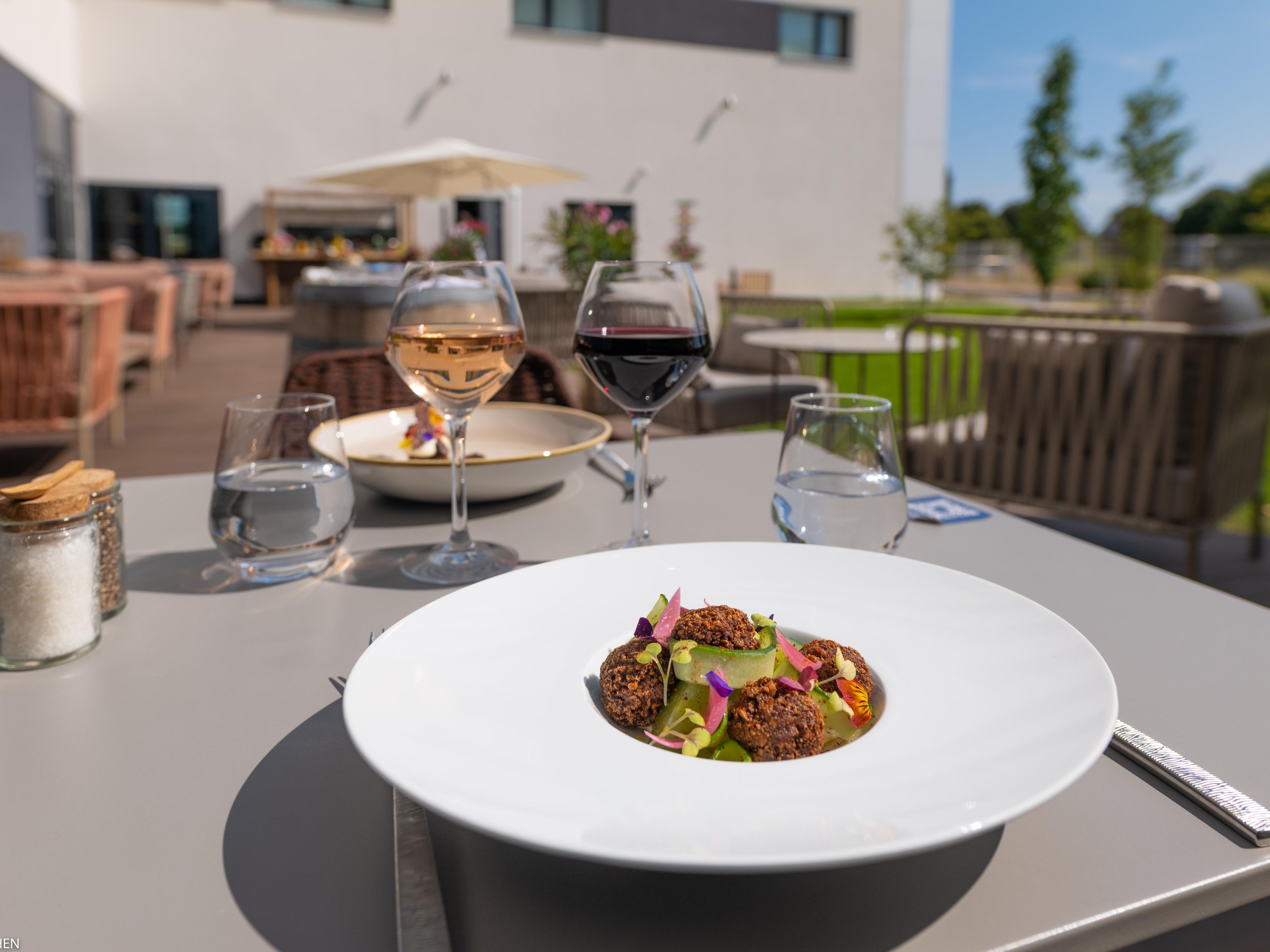 Feel at home and enjoy our restaurant concept, offering a local Parisian Bistro cuisine, and discover one of our delicious cocktails made by our bartenders.