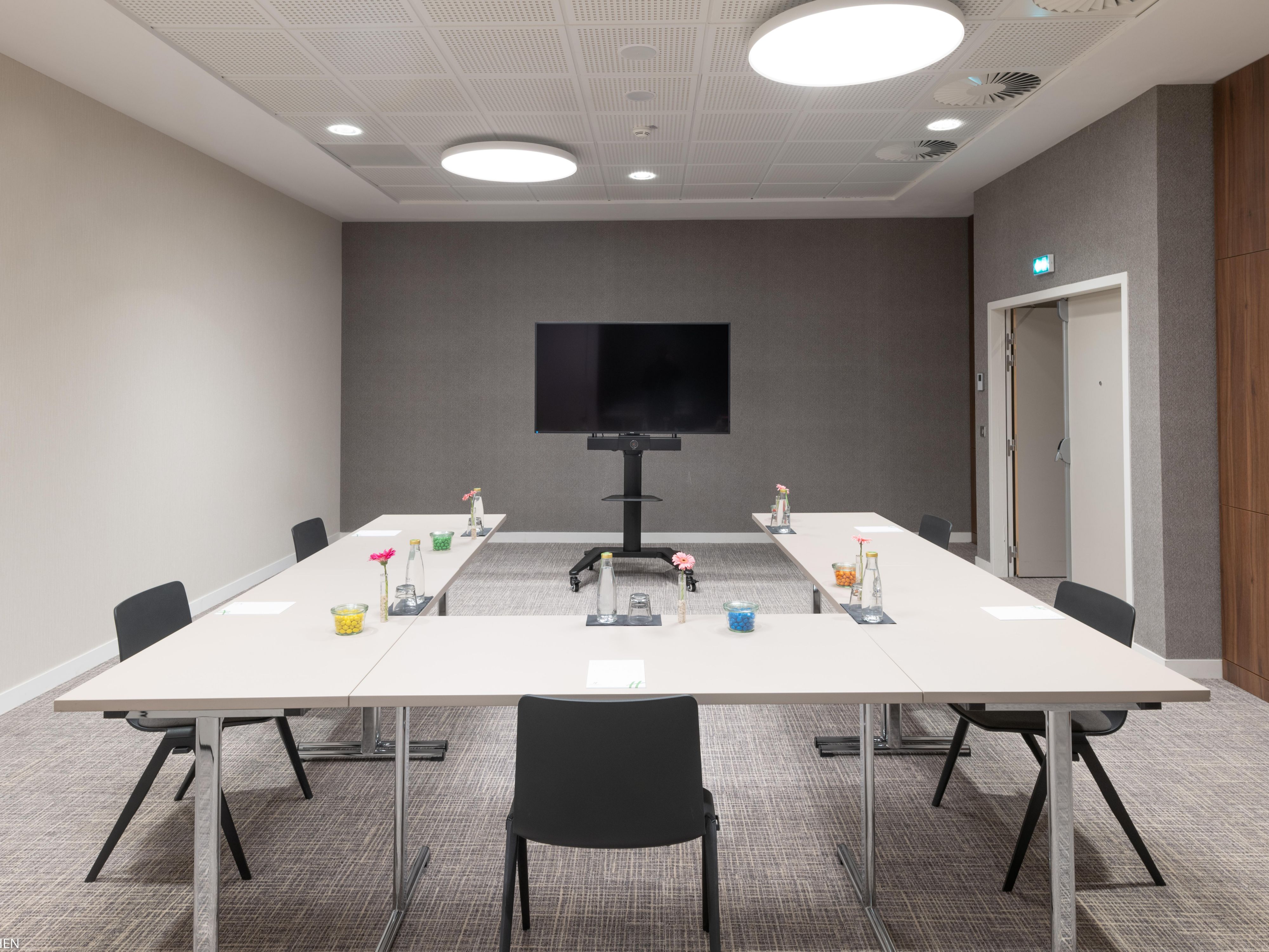 Enjoy 705 square metres of meeting space and eight flexible meeting rooms with daylight. Heathrow Plenary Room, measuring  400 square metres, is a flexible divisible into four spaces and can accommodate up to 350 people in theater setup.