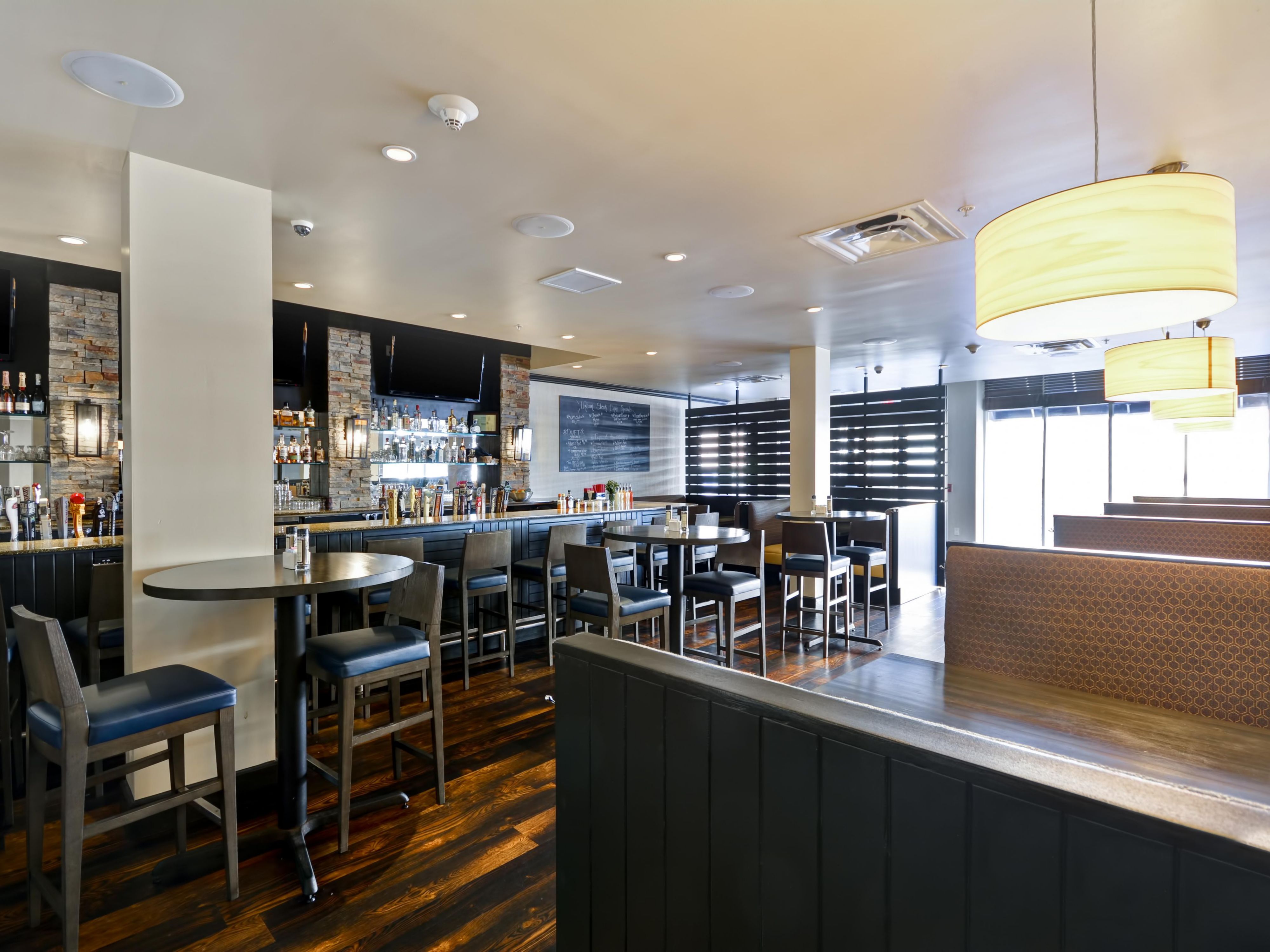 Start your day with a delicious breakfast available seven days a week and enjoy dinner from Monday to Thursday at our onsite restaurant, Urban Steak, located just off the first-floor lobby. Kids under the age of 11 eat free, making it a perfect dining option for families. After a long day, unwind at our bar with your favorite drink.