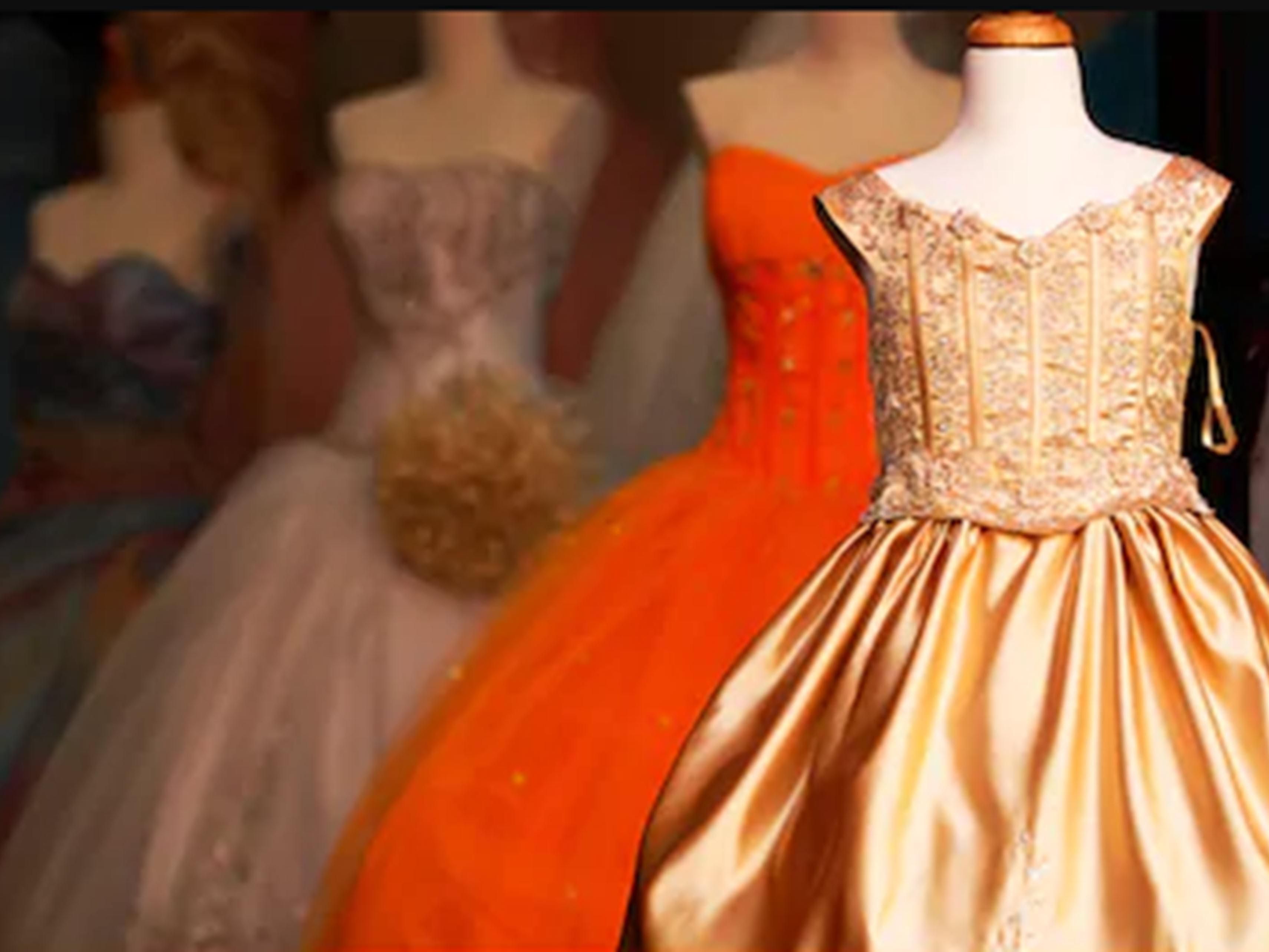 Make your appointment today to speak with our bilingual Quince specialist. Our entire space can seat 300 people, and we have dedicated catering staff and decor vendors to take care of all your needs under one roof. Hablamos Espanol! 