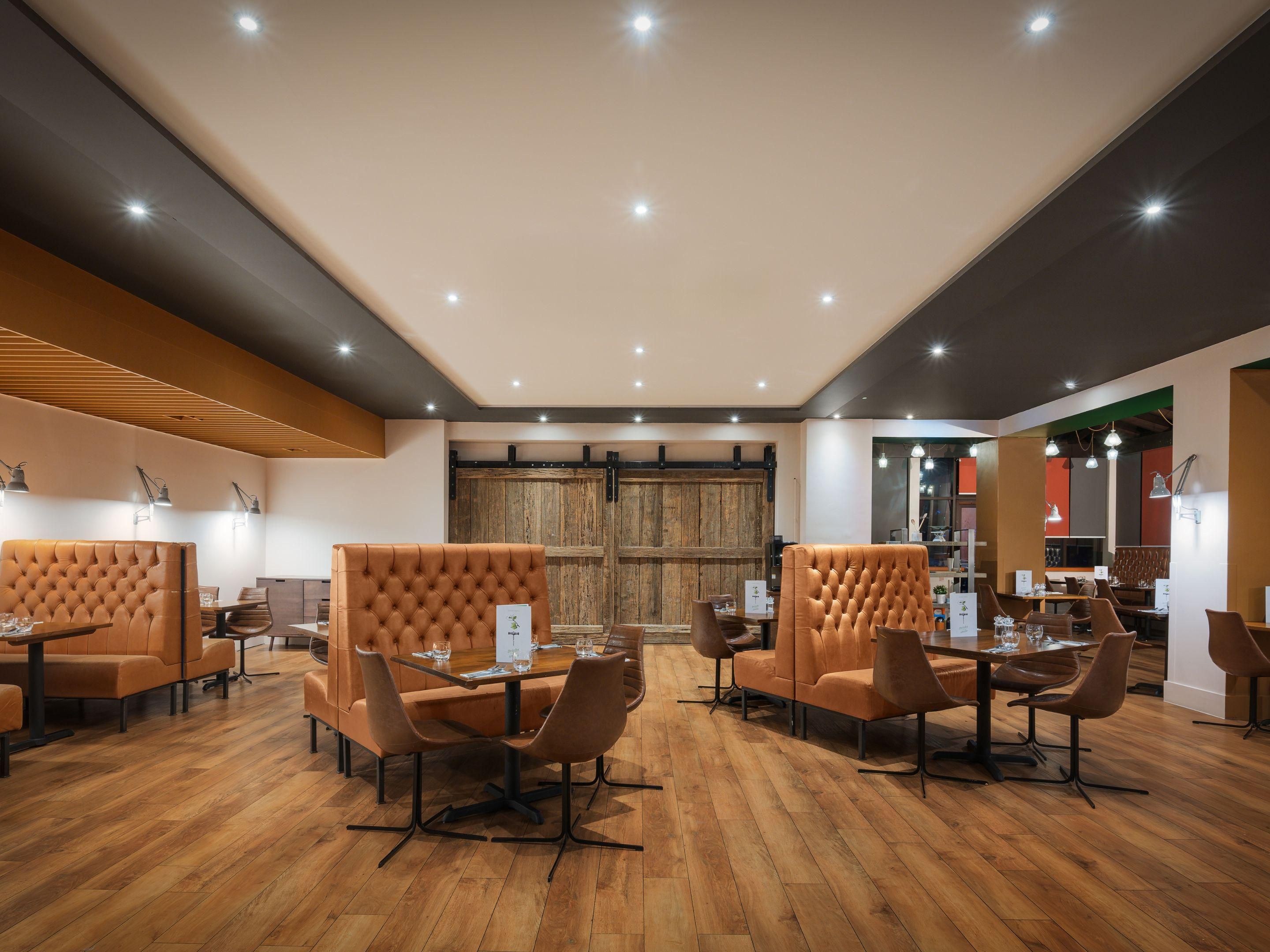 Our hotel has a range of food and drink options for our guests to enjoy. Our lounge and bar areas are open throughout the day and offer a relaxing place to grab a drink, a hearty meal or a light bite. 