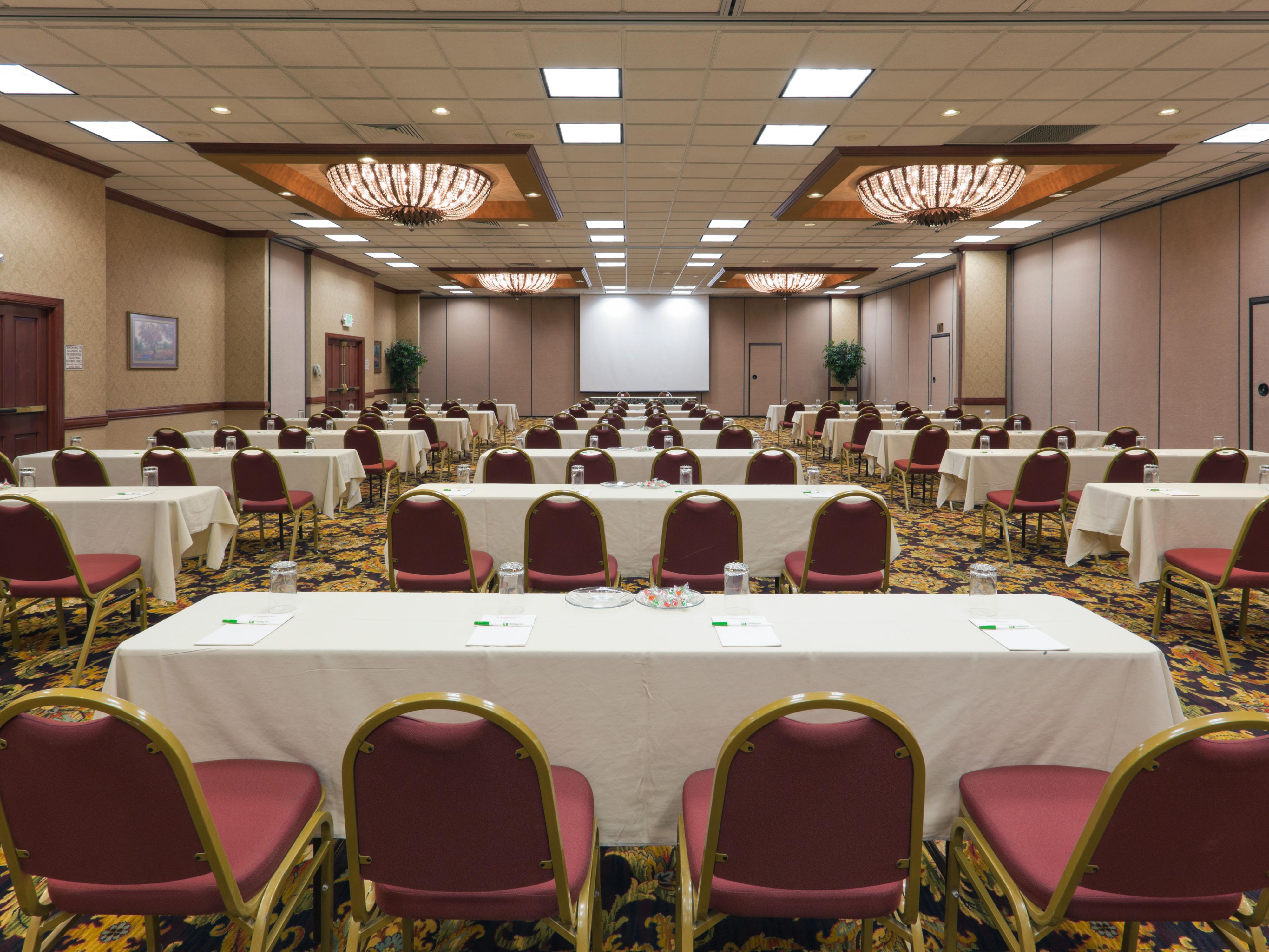 Connect with colleagues, celebrate with family, and conduct business in our 15 versatile event spaces in Sacramento. Our hotel offers 13,000 sq ft of space, including a boardroom and two elegant ballrooms accommodating up to 1,000 guests. With high-tech venues and exquisite catering, we turn ordinary gatherings into extraordinary events.