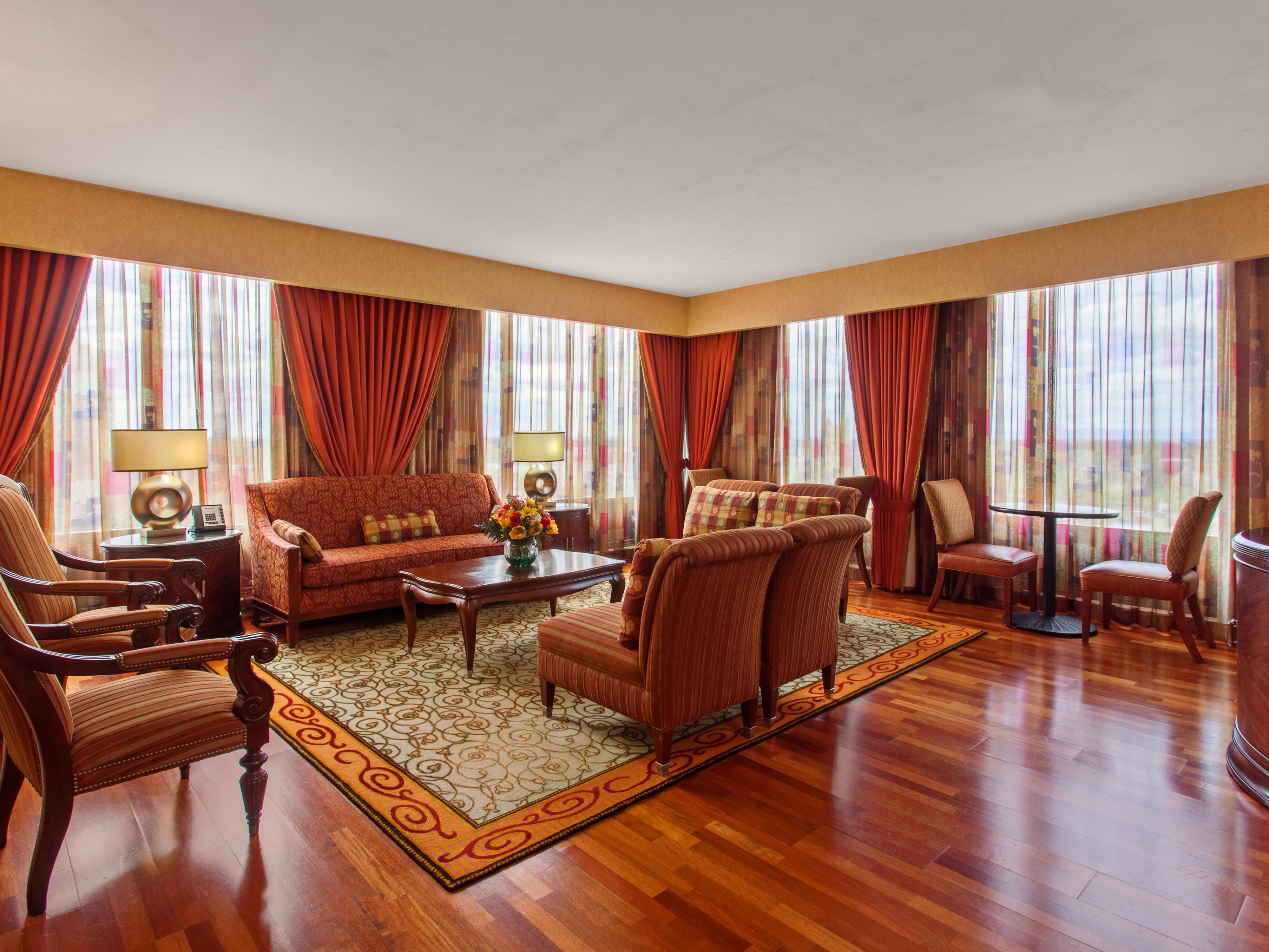 Feel the bustling energy of downtown Sacramento and enjoy downtown city views while relaxing in our hotel with expansive windows offering panoramic vistas. Whether you're here for business or leisure, we provide the perfect vantage point to soak in the sights and sounds of California's capital city.