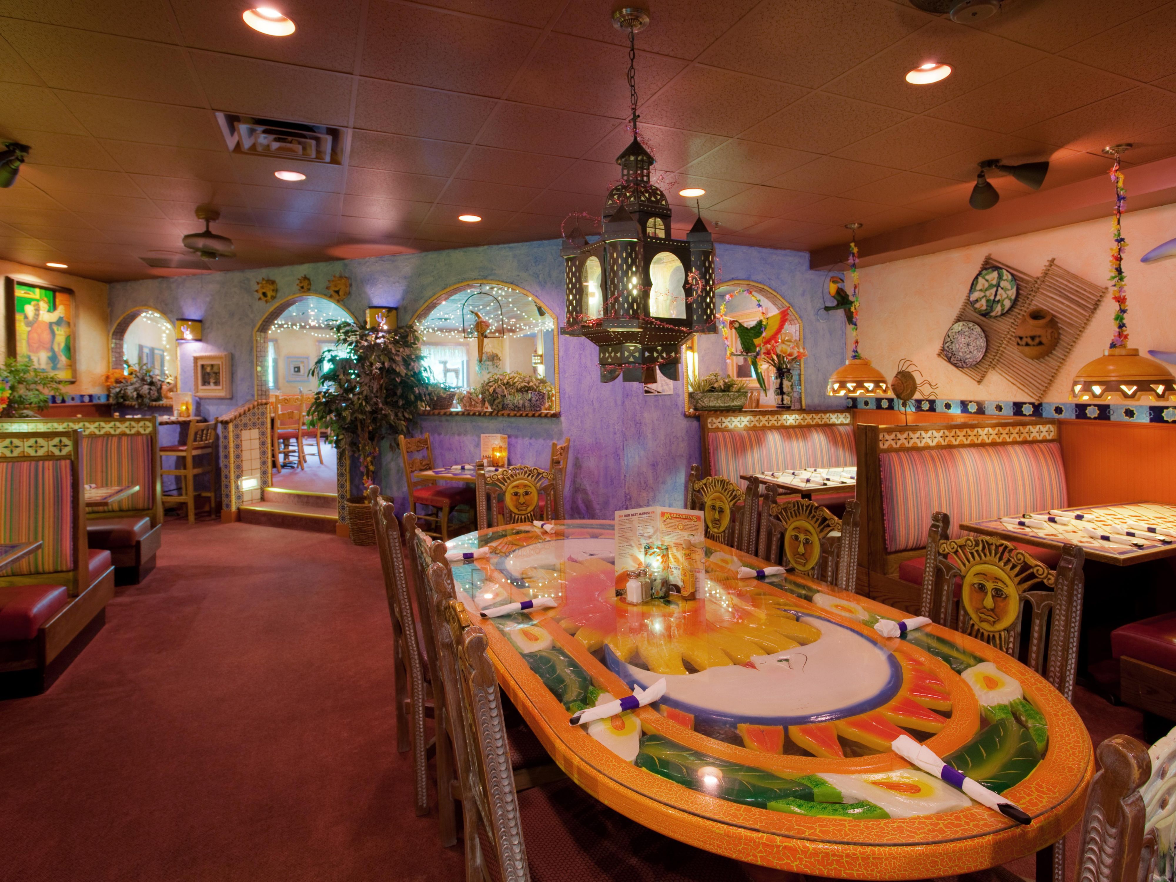 Salem, New Hampshire, offers a diverse culinary scene, just minutes from our hotel. Enjoy onsite dining at Margaritas Mexican Restaurant, cozy American fare at Black Water Grill, outdoor vibes at the Sam Adams Pavilion, or premium steaks at The Capital Grille—both at nearby Tuscan Village.