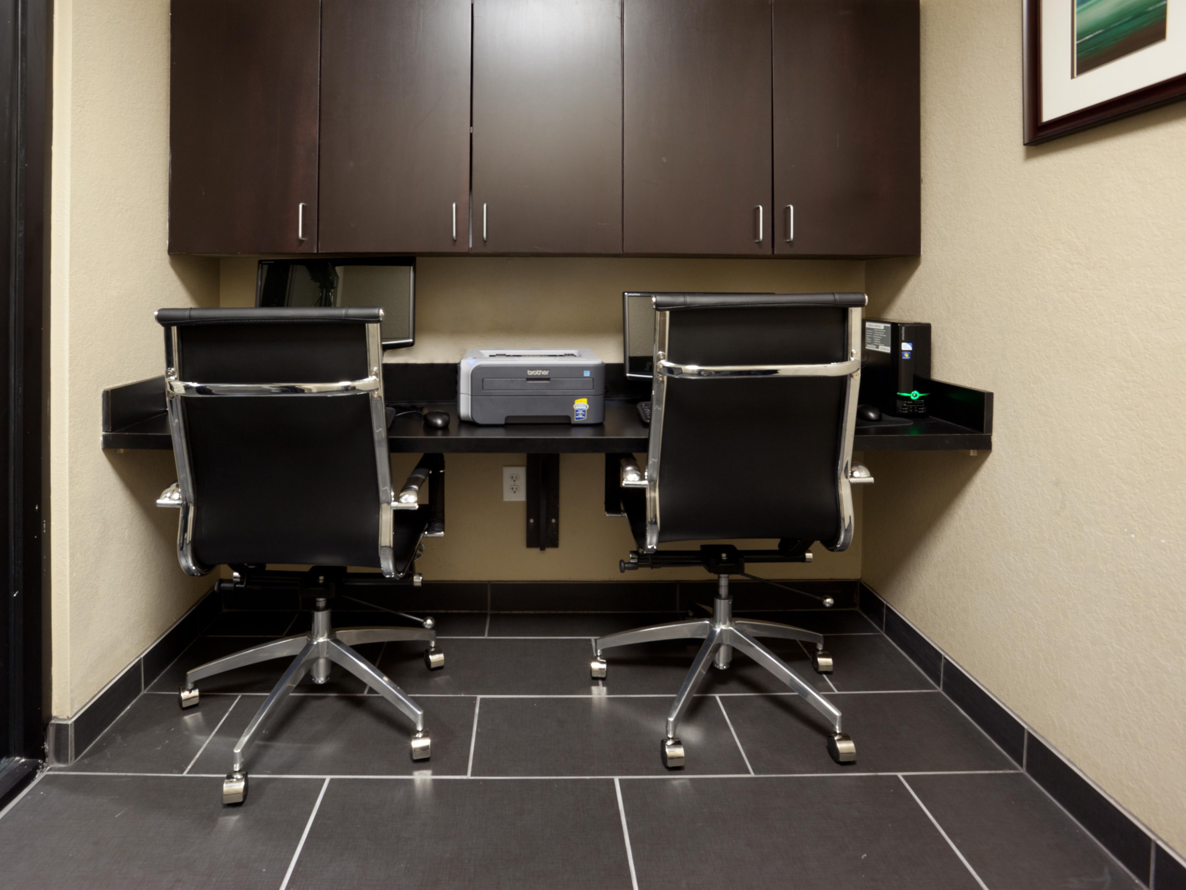 Enjoy added conveniences such as our gift shop, on-site convenience store, business center, and self-service laundry facilities. These thoughtful amenities make extended stays and business trips in Stone Oak more comfortable and hassle-free.