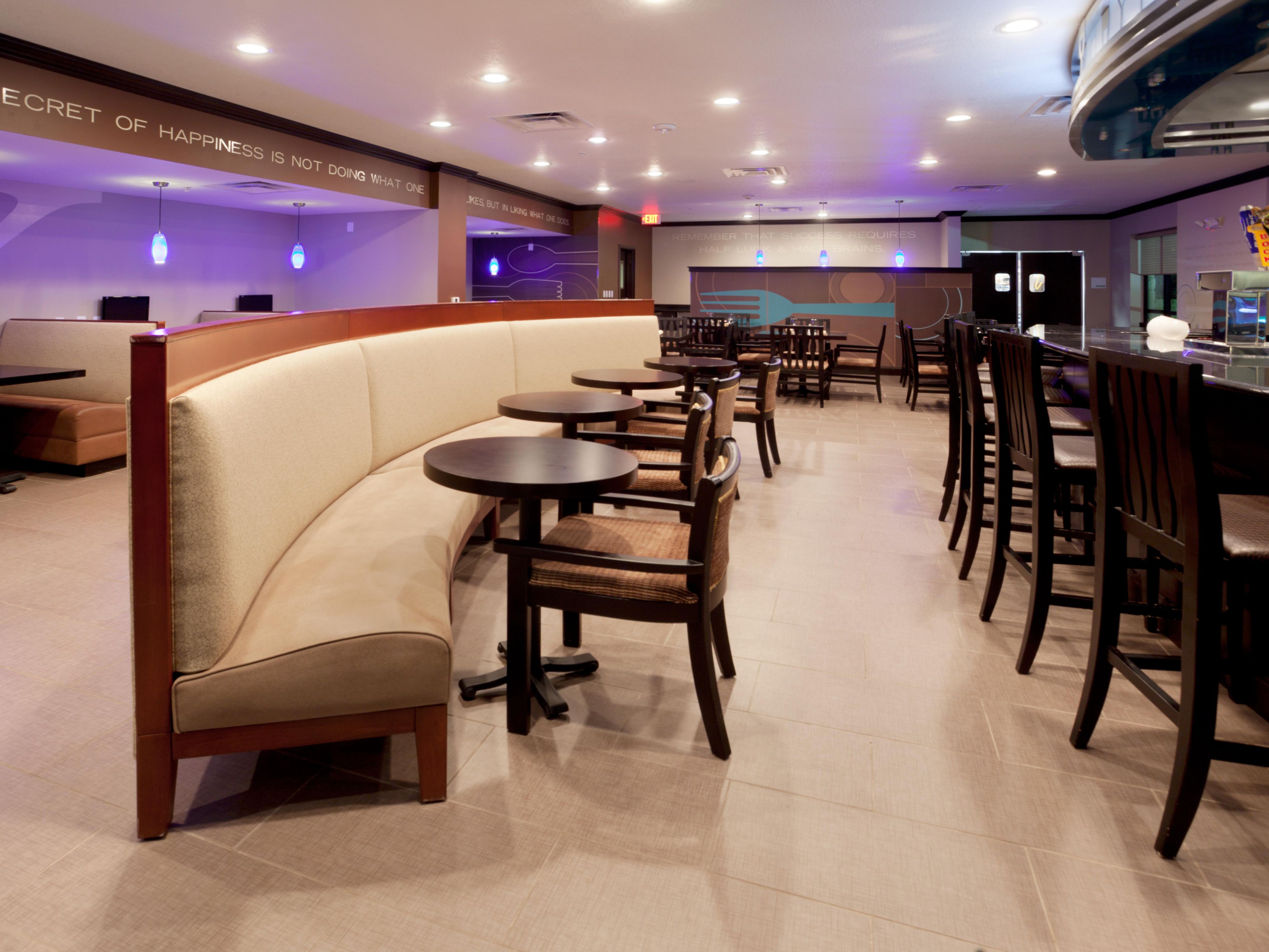 Start your day with breakfast or return for dinner at Kem’s Restaurant, serving comforting classics and regional favorites. Conveniently located inside our hotel near Stone Oak San Antonio, it’s a welcoming spot to enjoy fresh meals without leaving the property.