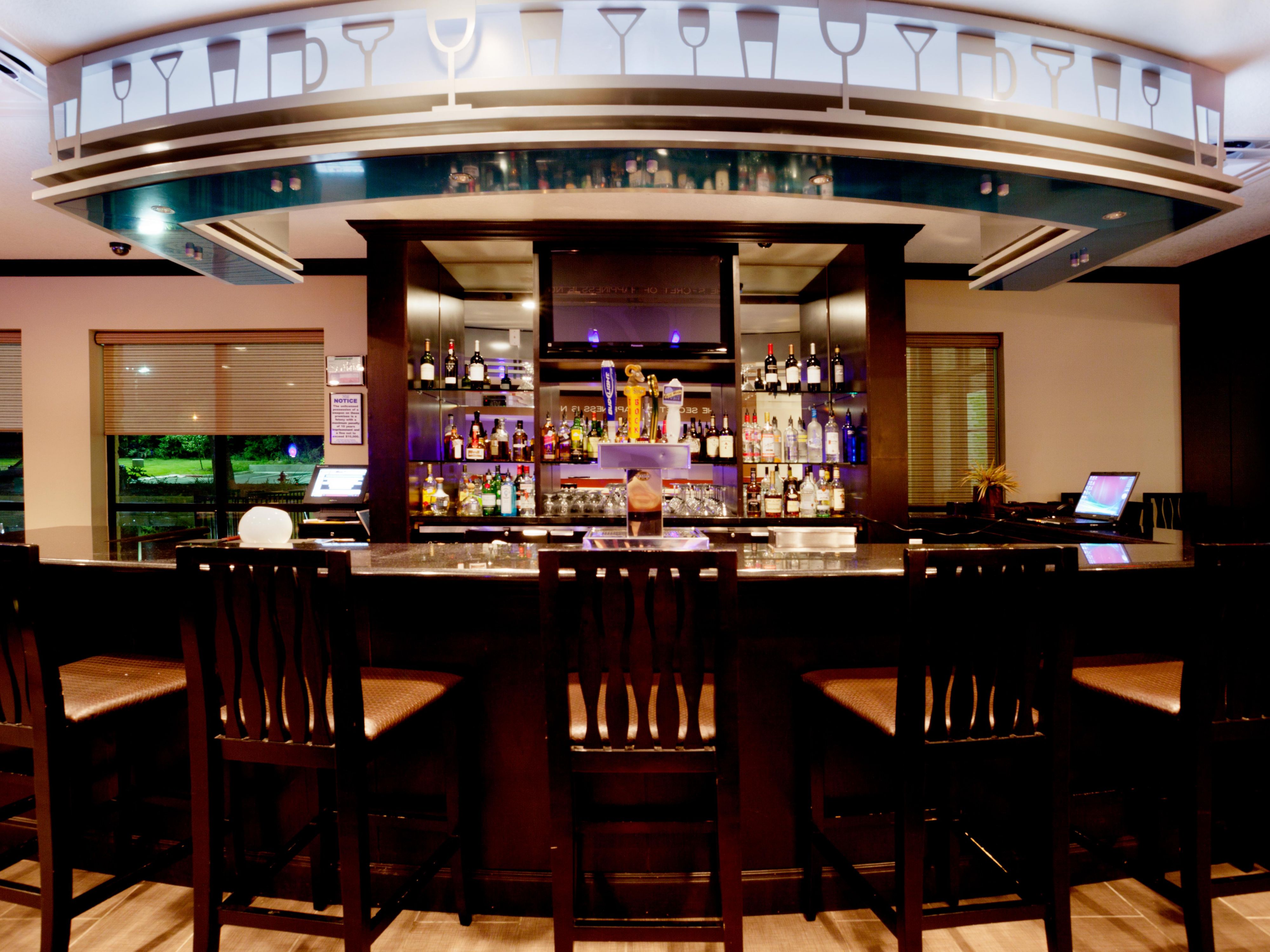 End the evening at Kem’s Lounge, where cocktails, wine, and local brews are poured in a casual, friendly setting. It’s the perfect place to unwind after meetings or sightseeing in Stone Oak San Antonio, with space to gather, relax, and enjoy good company close to your room.