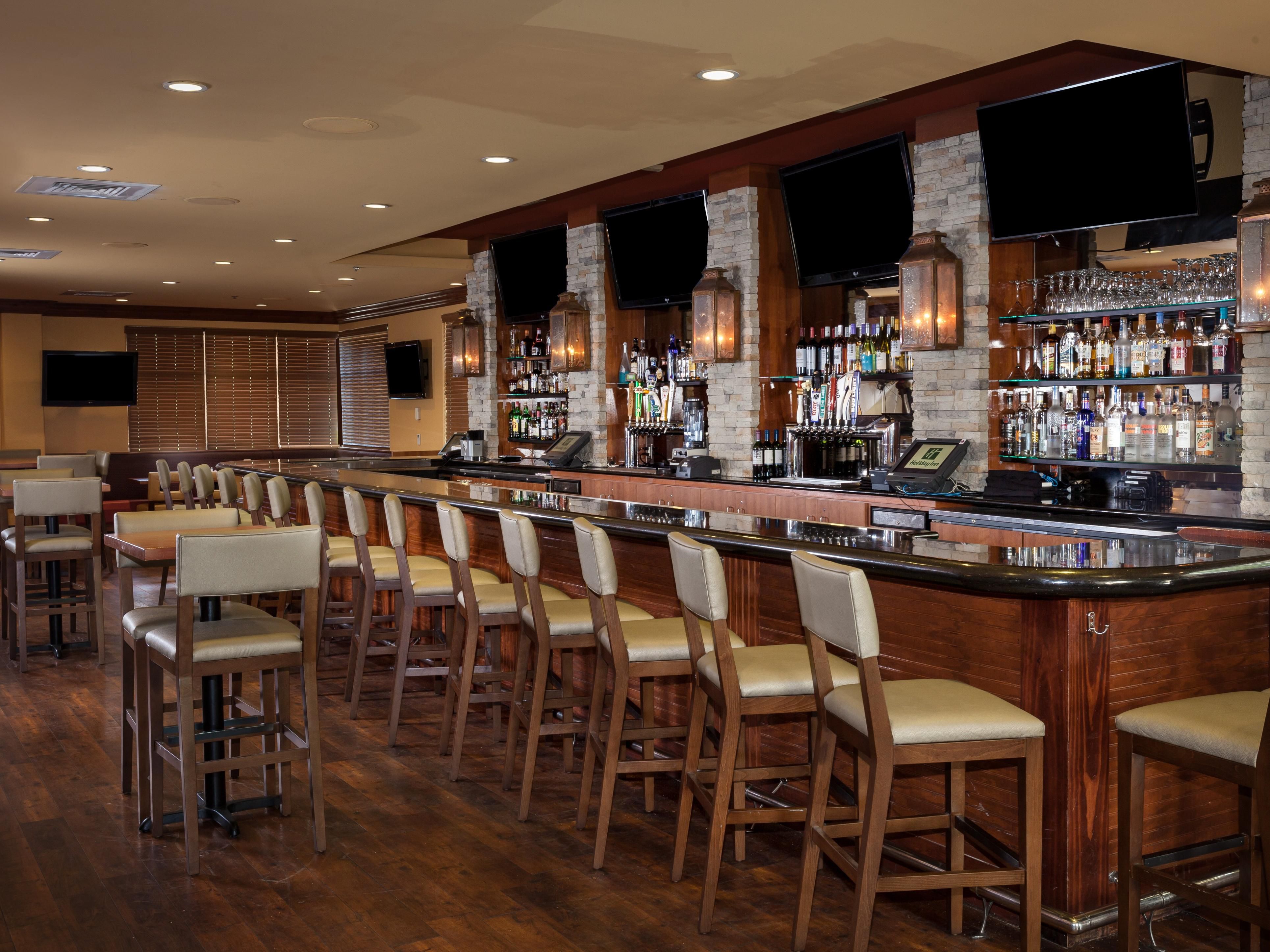 The Grill offers a variety of American Cuisine options including appetizers, Hamburgers, salads, seafood entrees and steaks grilled over an open flame. Choose from 8 draft beers while watching sporting events on 18 HD TVs. Open breakfast, lunch and dinner and room service.