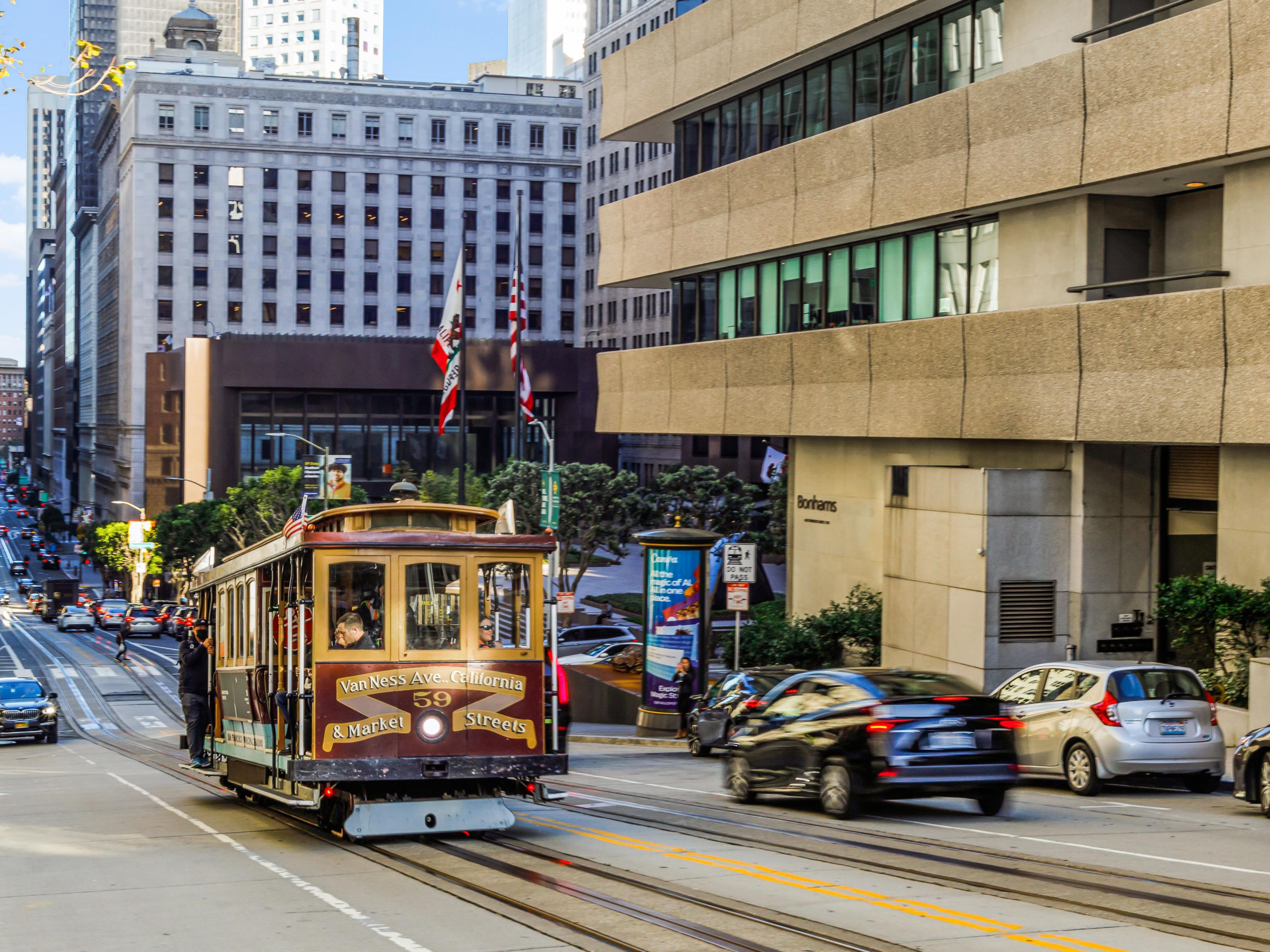Our location places you in Nob Hill between the Golden Gate Bridge, Fisherman's Wharf and the San Francisco Financial District. Enjoy the convenience of being within a stone's throw of House of Prime Rib and many iconic San Francisco bay area attractions, all of which are accessible via the cable car adjacent to the hotel.
