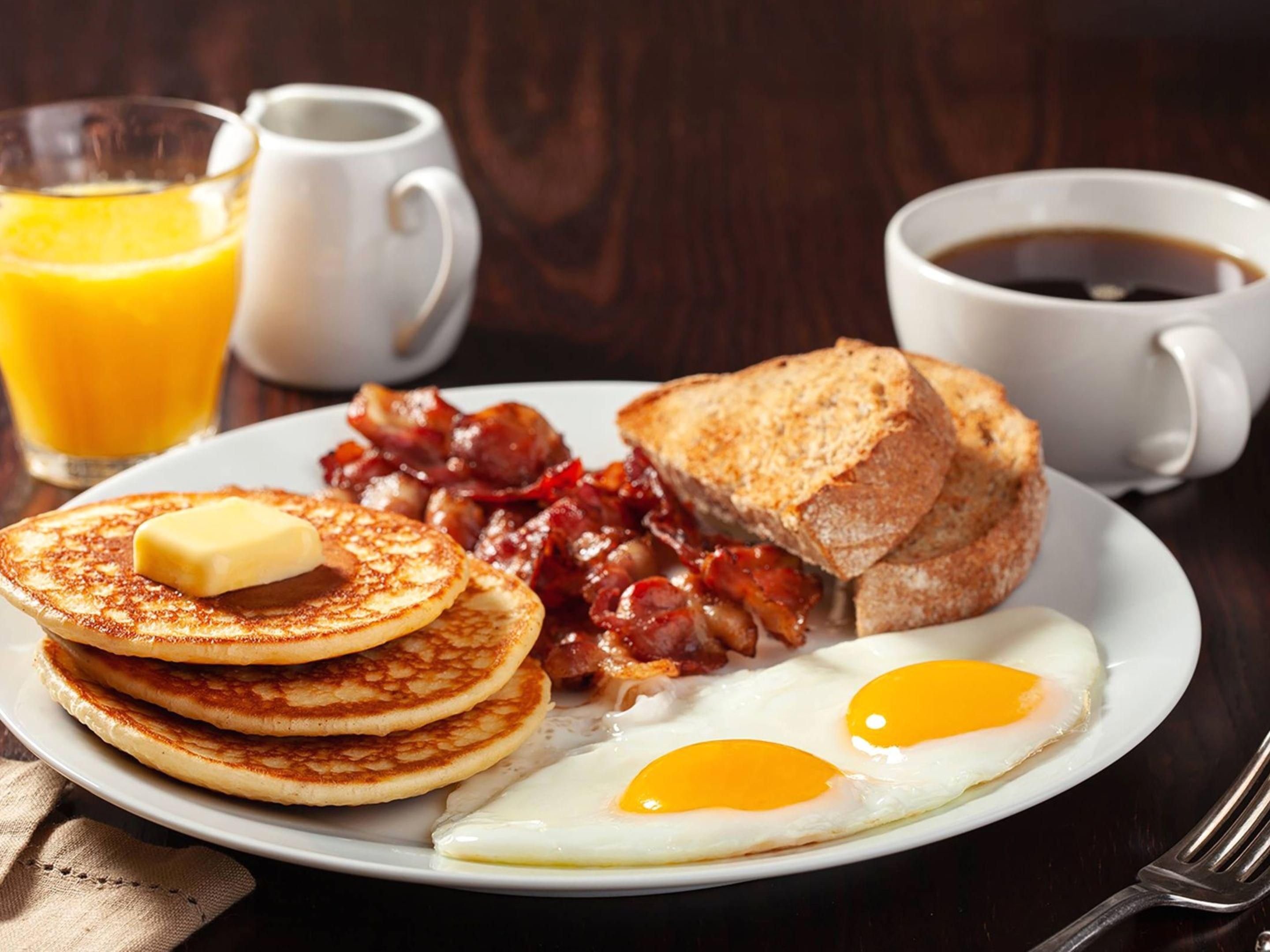 Enjoy a 2-for-1 deal on our exquisite and varied breakfast buffet at Restaurant Aromas. Start your day with a selection of delicious dishes. Don’t miss this opportunity to treat yourself to an exceptional breakfast in a cozy atmosphere!