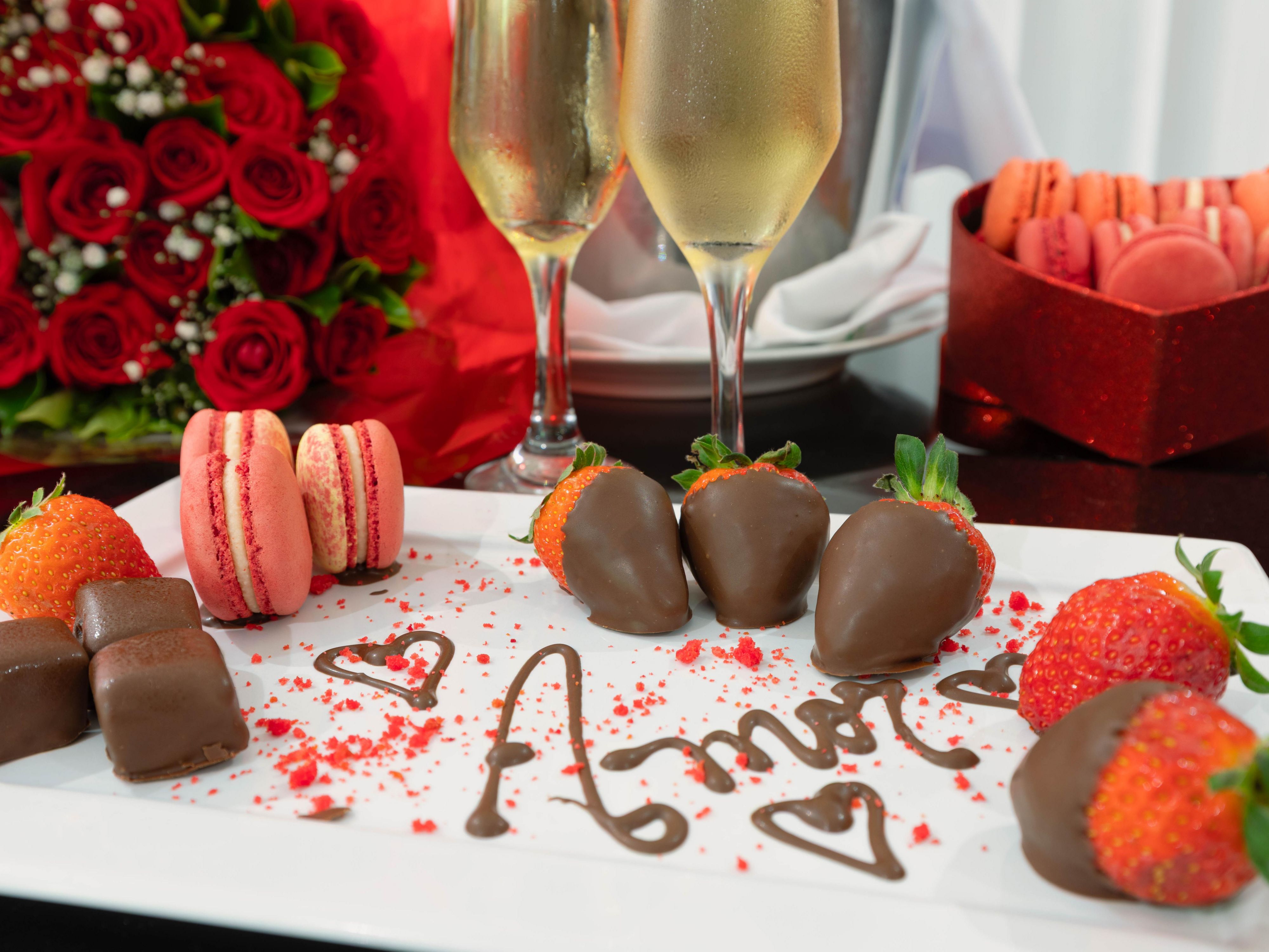 Celebrate love with our Romantic Package.
Package Includes, one night stay for 2 people, a bottle of sparkling wine, chef's treat, breakfast for two (served in the room or restaurant), parking for up to one vehicle and extended check-out until 6 PM. It´s time to create unforgettable moments