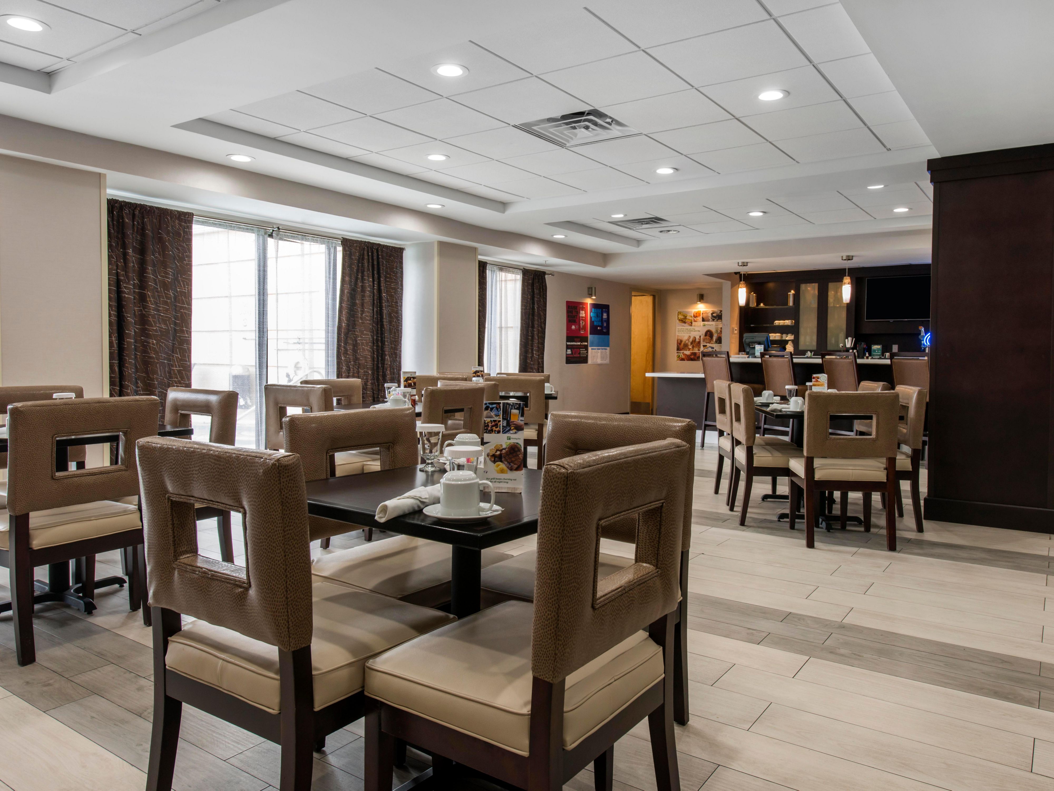 Philly’s serves a variety of American and Southern dishes in a comfortable setting. Start your day with breakfast options like pancakes, bacon, and fresh fruit. For dinner, enjoy favorites such as cheesesteaks, burgers, and wings. Our bar offers beer, wine, and cocktails, perfect for pairing with your meal or enjoying on its own.