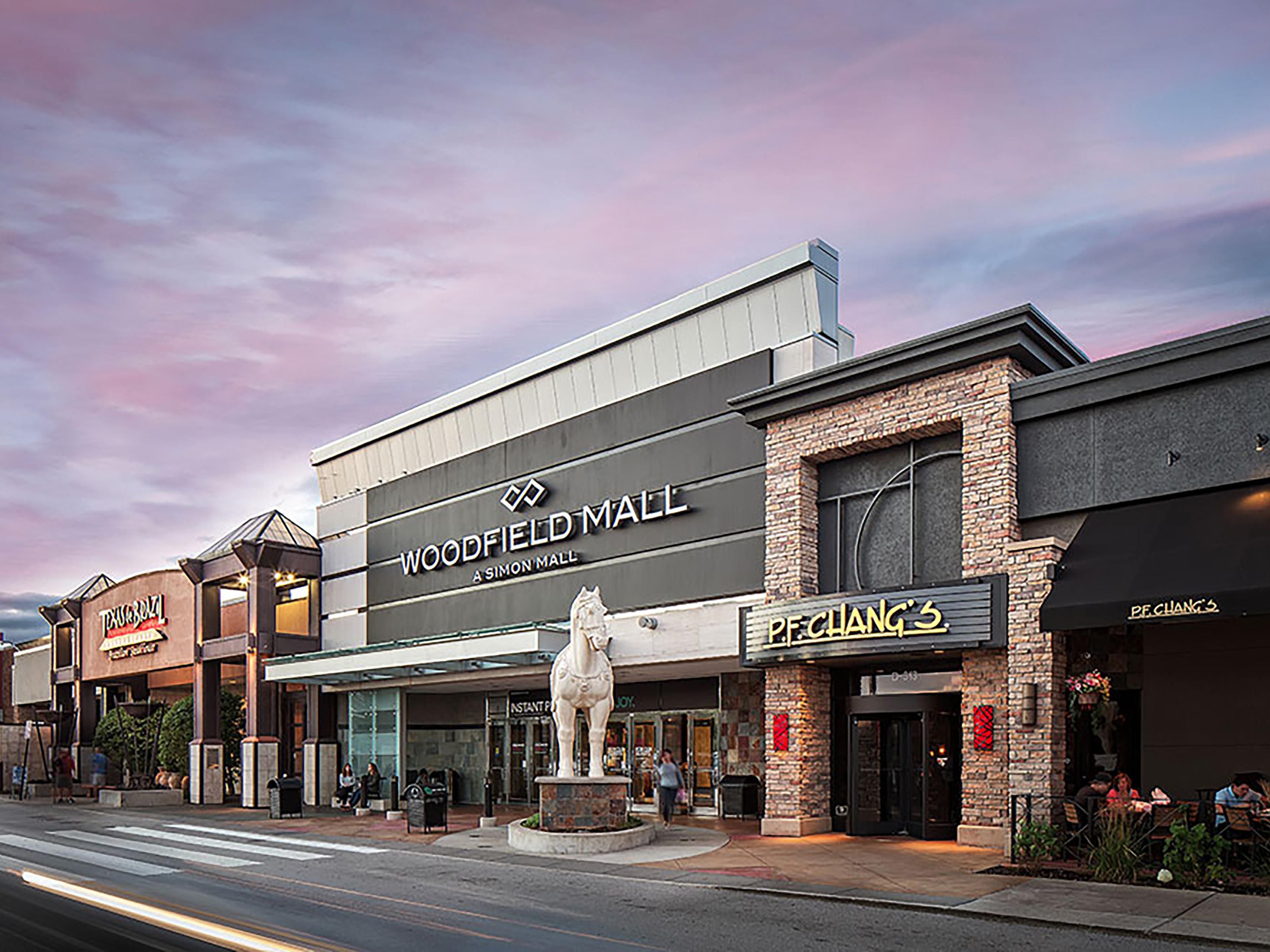 The largest shopping complex in the state of IL, located 4 miles away in Schaumburg with 300 stores and a variety of restaurants. The Streets of Woodfield includes the Legoland Discovery Center Chicago. 