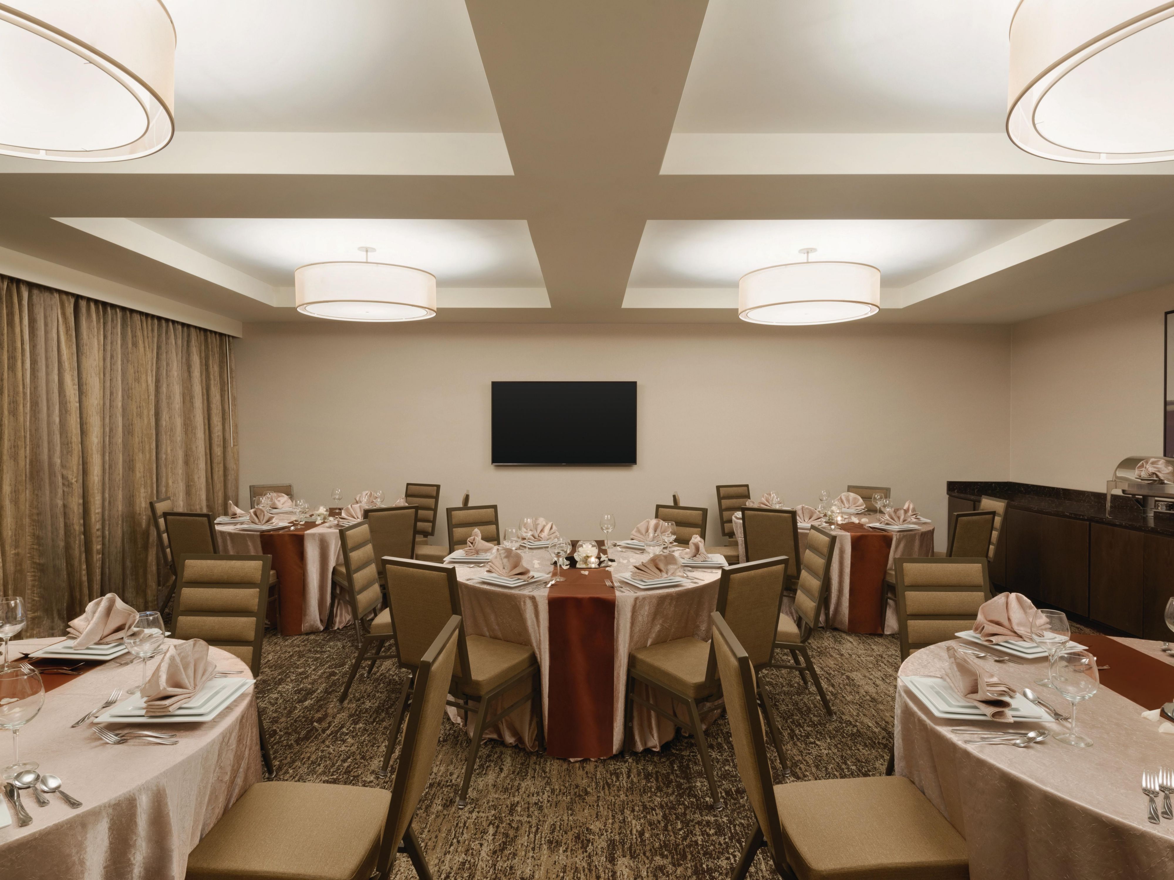 Host your next business meeting in our on-site boardroom or check with our sales team about our flexible function space, the Woodfield Room.