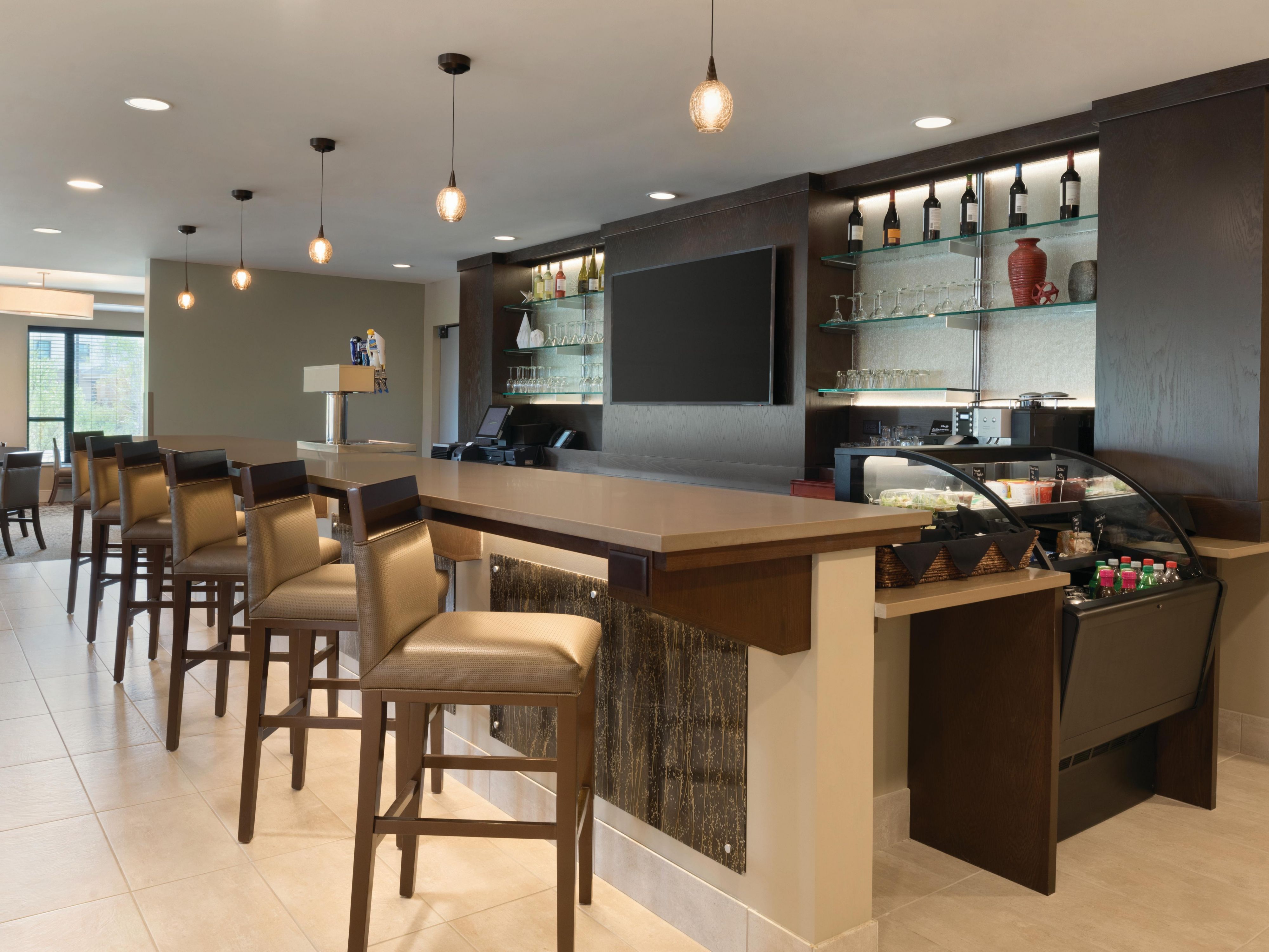 Dine with us in our Outlook Restaurant & Bar here onsite. Our great-tasting menu offers some favorites such as tacos, burgers and loaded potato chips. Best of all, we offer a menu that will cater to the taste buds of your kids. The modern bar offers a place to relax with 2 flat-screen TVs.