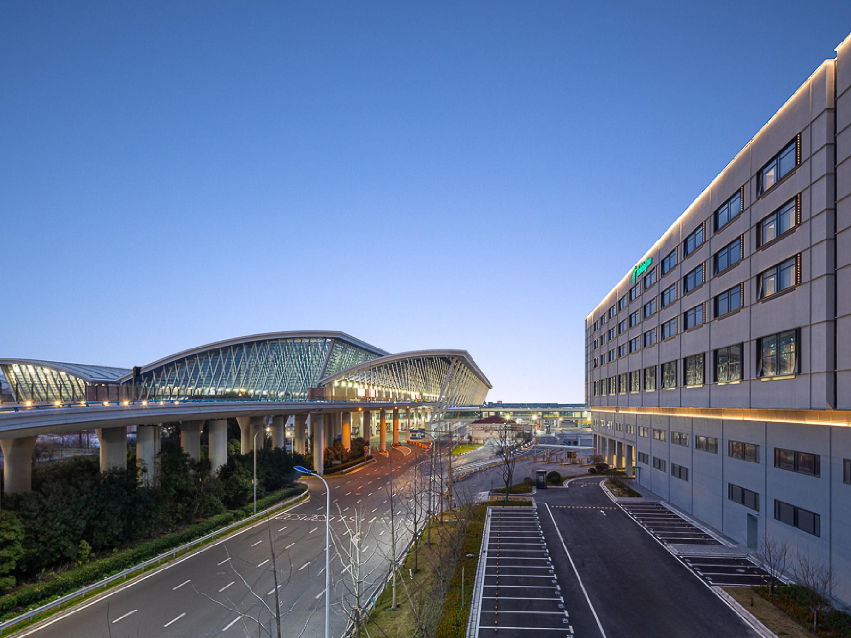 Shanghai Pudong International Airport. The hotel lobby is within walking distance of Metro Line 2, the Maglev train line and the Airport Link Line of the city railway, providing  convenience for guests who take public transportation.