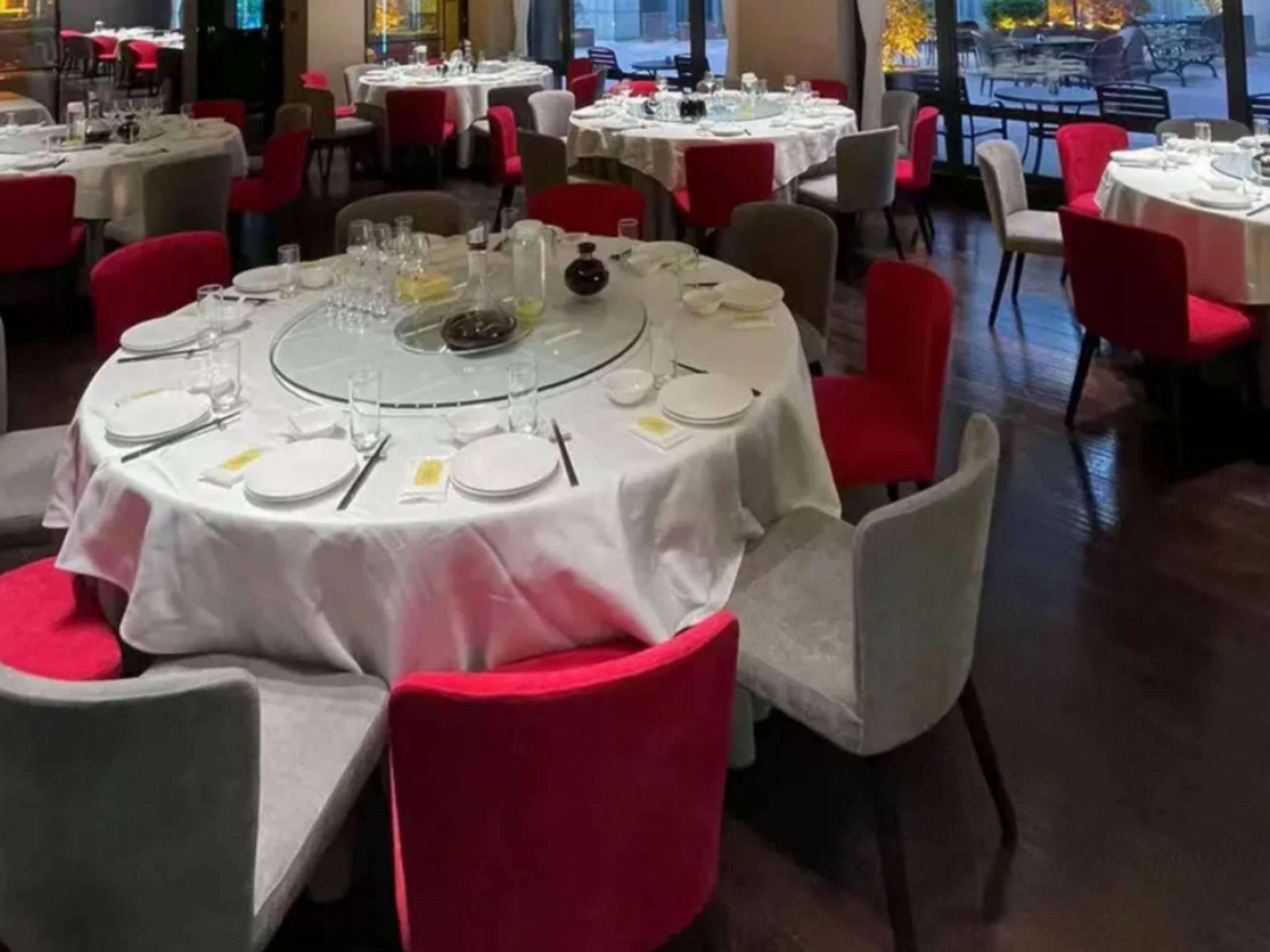 廊亦舫以雅致环境与高品质体验成为沪上餐饮地标。适合商务宴请与家庭聚会，从服务细节到餐具陈设均体现匠心，凭借多年口碑积淀，稳居本地热门榜单.