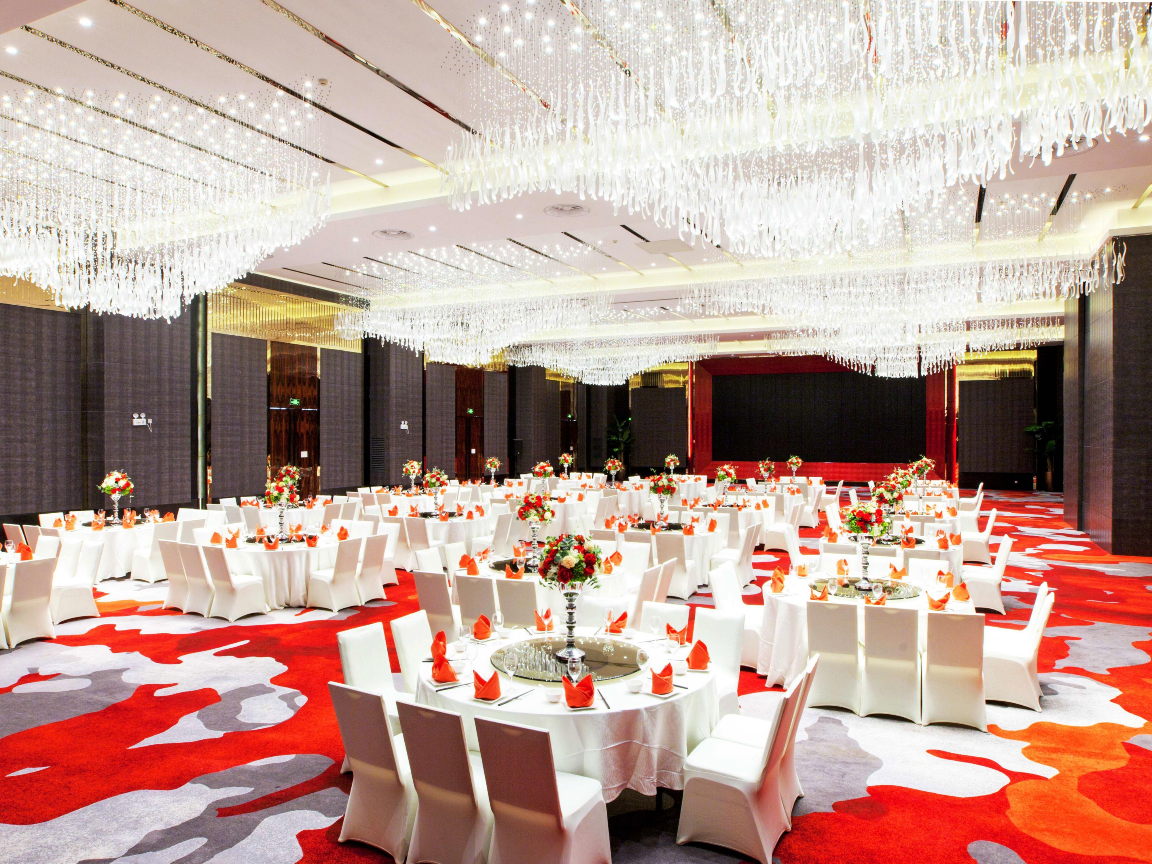 It‘s a 900-square meter grand ballroom ,with state-of-the-art audiovisual for differemt meeting needs.