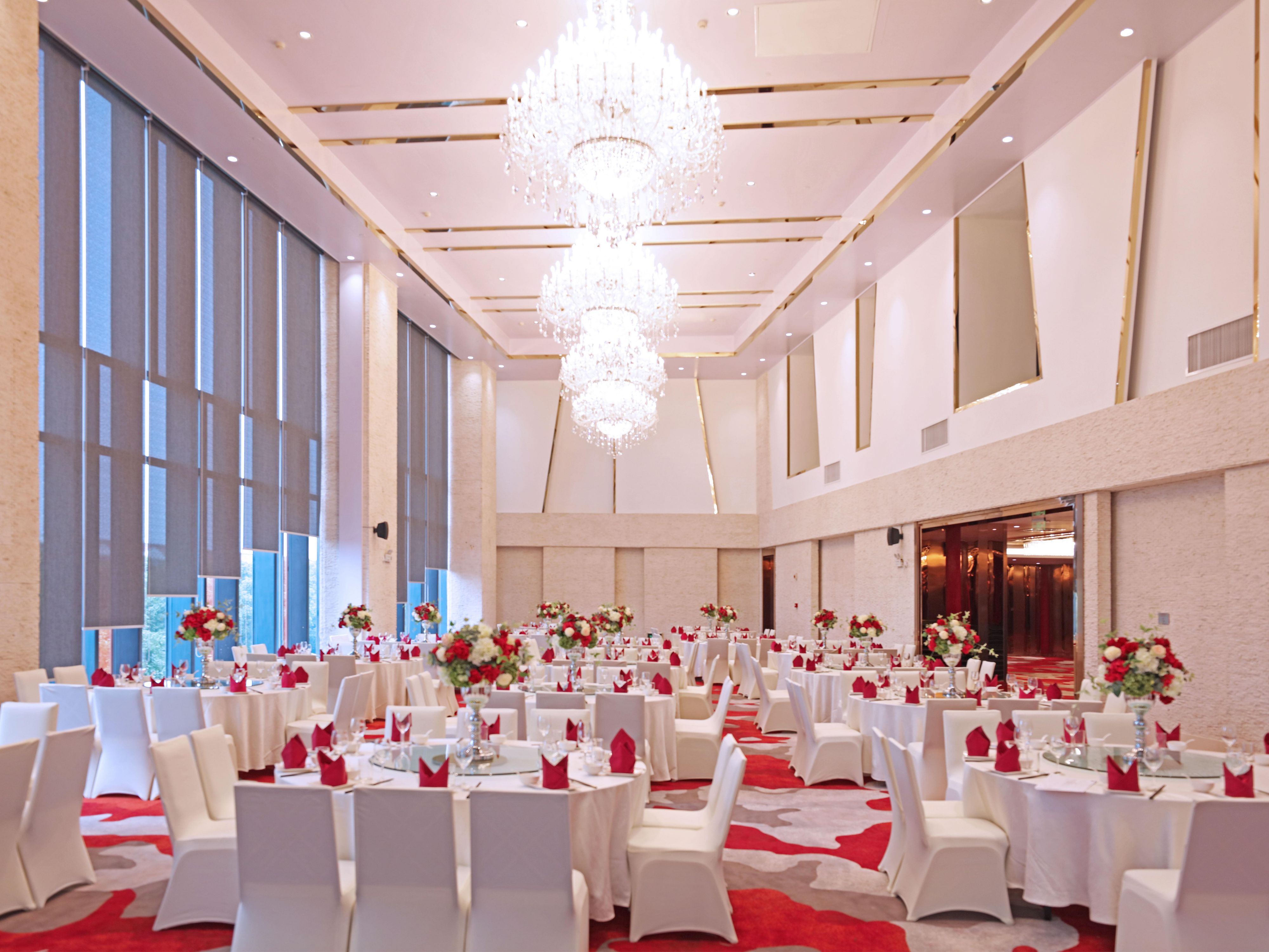 The high design of the banquet hall is suitable for a variety of meeting and banquet styles
