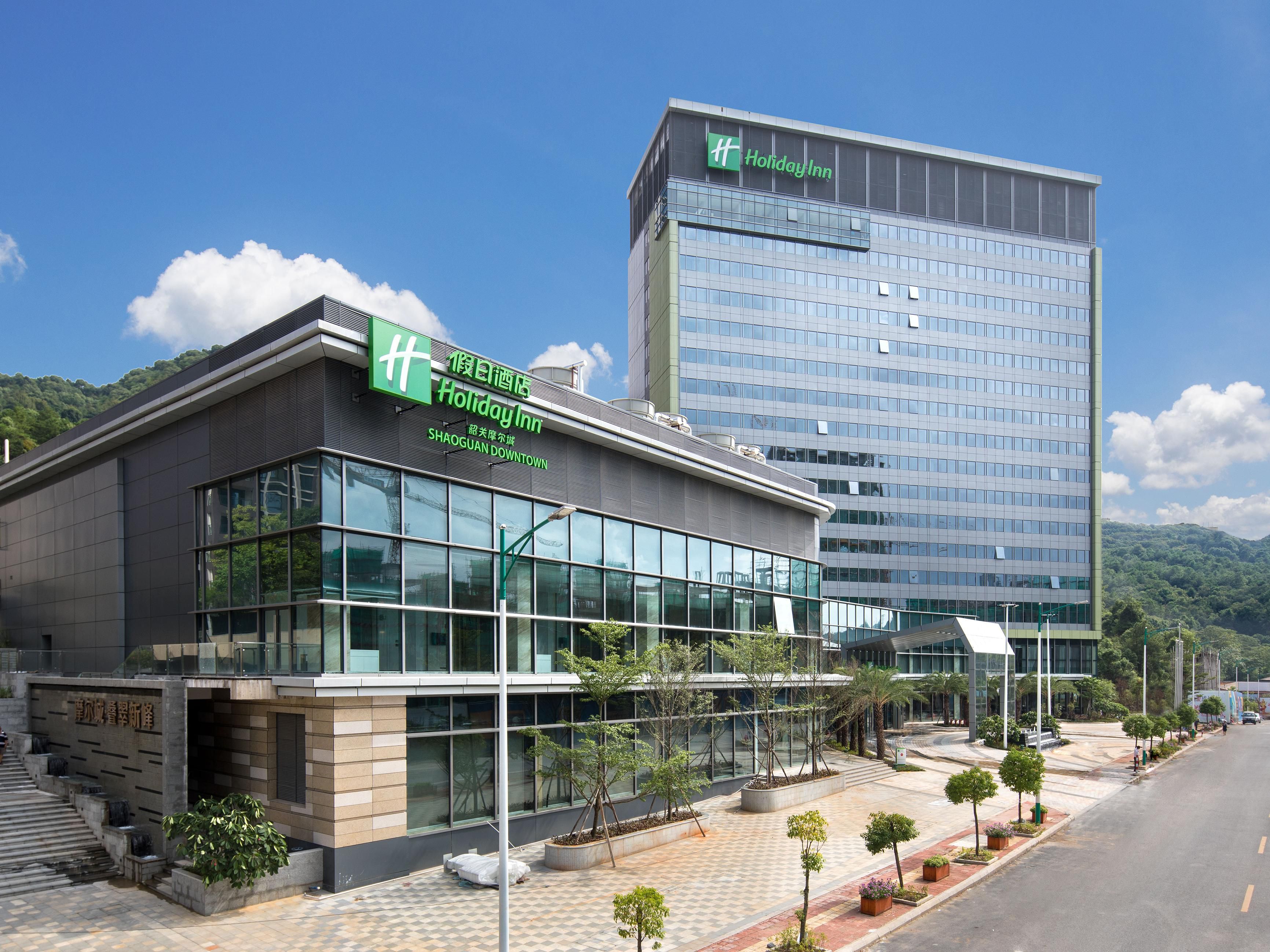 Located at the foot of the Furong Mountain, our hotel is stylish, elegant, and comfortable. The air nearby is fresh, and the atmosphere is relaxed, so you could have a higher quality of sleep. Adjacent to Mine Park, Shahu Park, and Shaoguan's famous Moortown shopping center is only a road away.