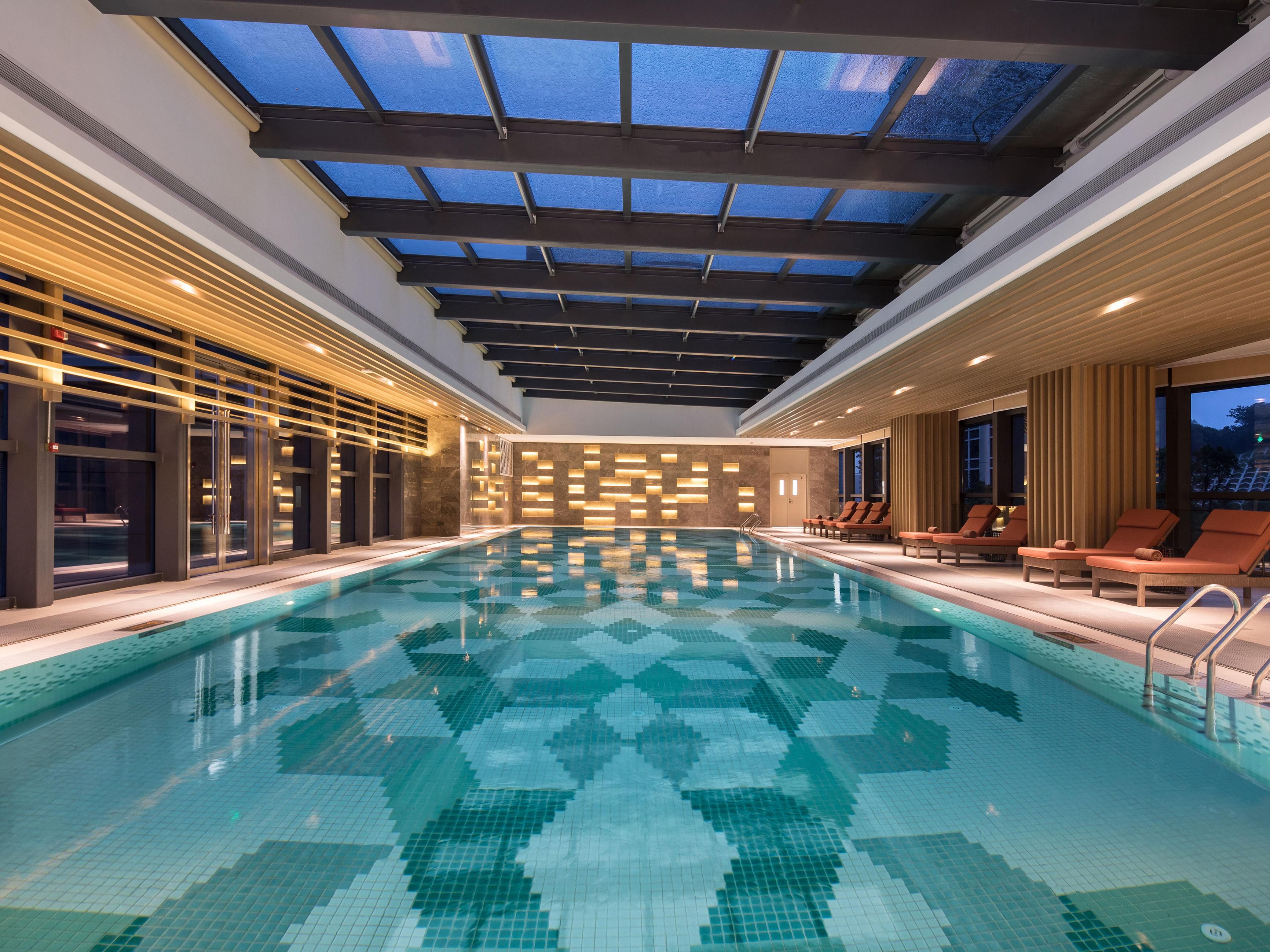 清澈的游泳水，隔绝室外泳池的寒冷的天气，在冬季无障碍游泳。超过228平方米的游泳池，全年温度保持25-28℃，池深1.4米，无论是专业人士还是新手都可以在这里自由畅游。