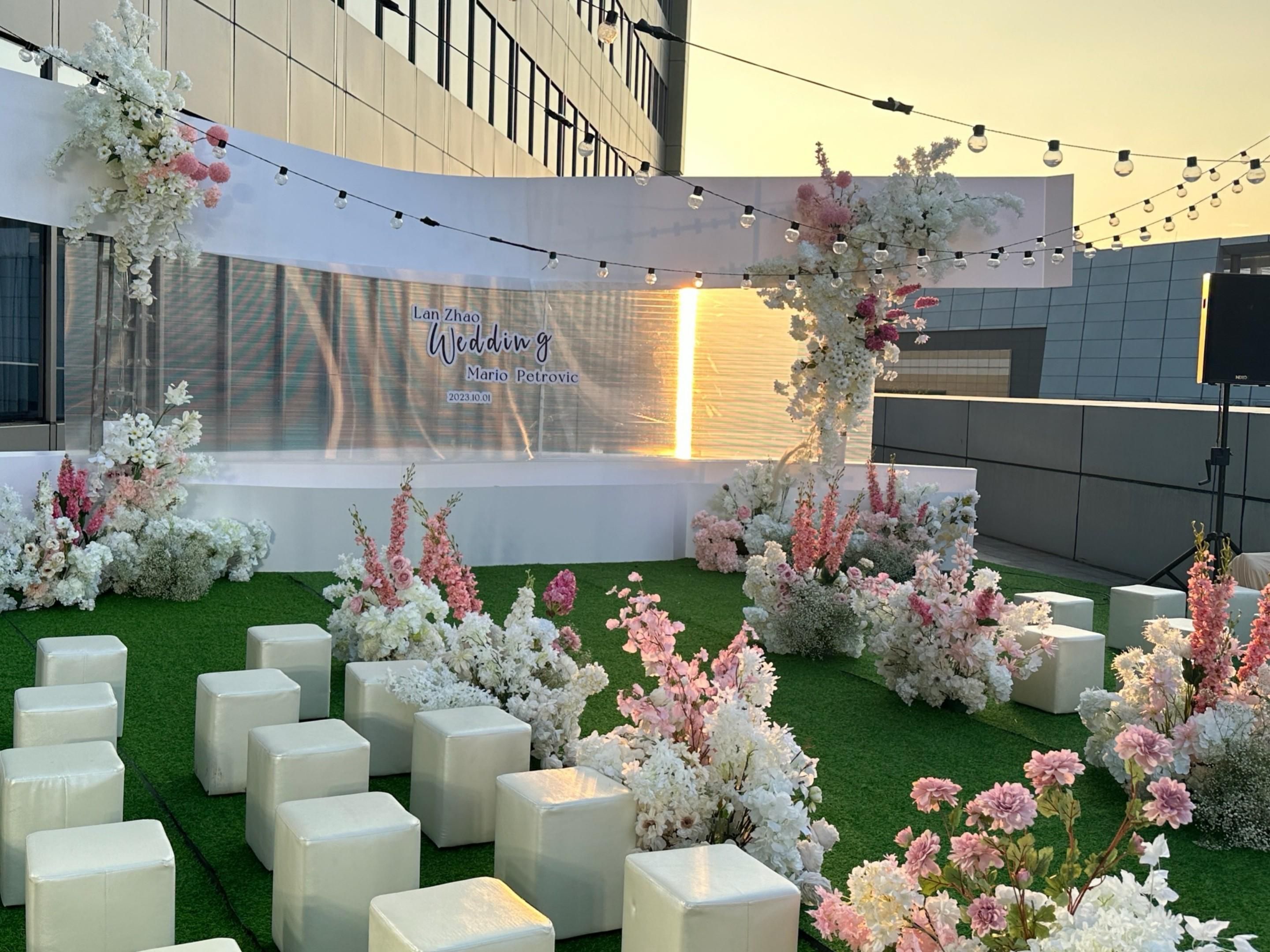 The sky wedding terrace located outside the hotel pool, vows under the witness of the blue sky and white clouds, embraces each other in the silent blessing of the breeze, meets all your personalized romantic style scene requirements.