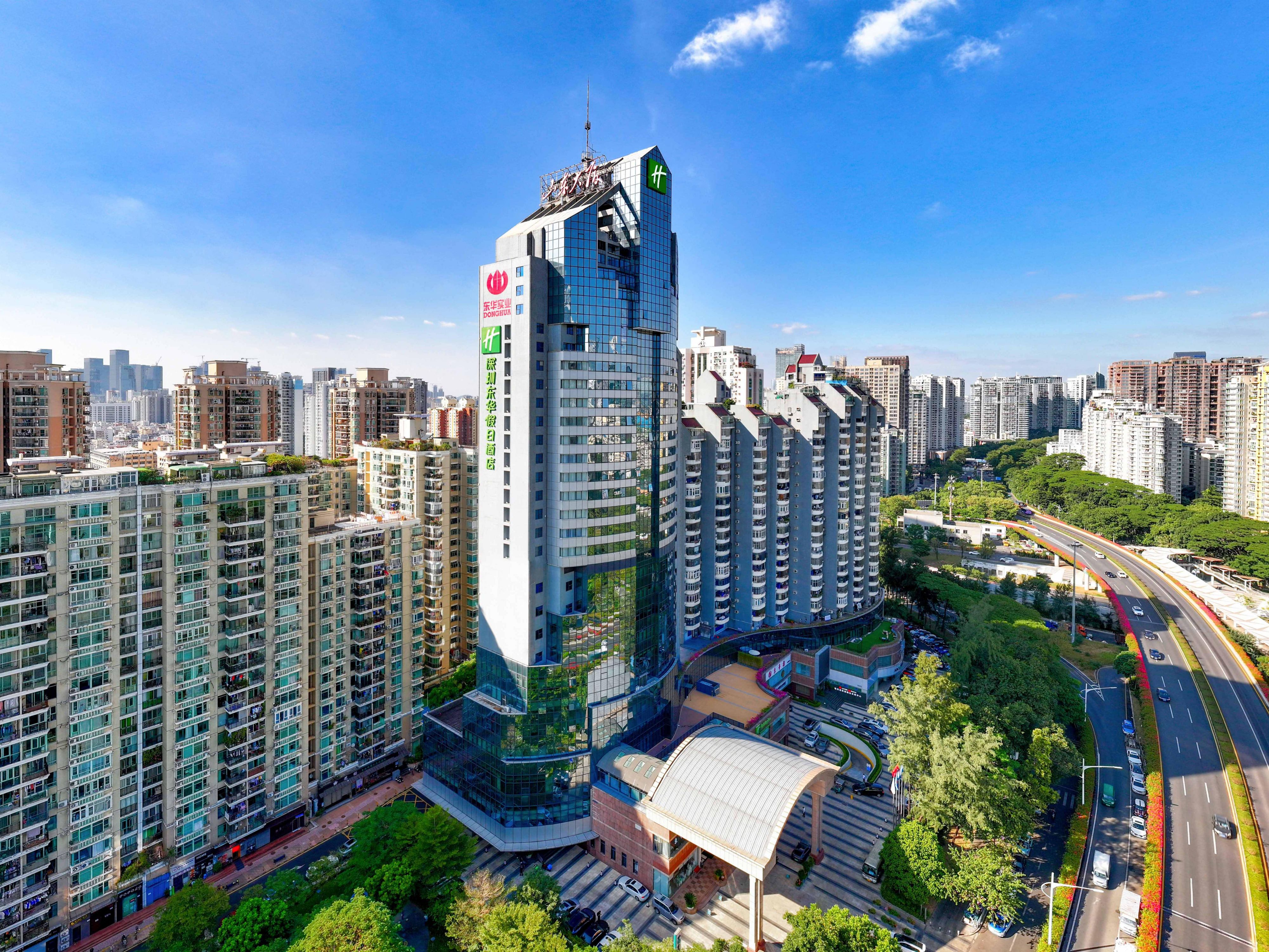 深圳东华假日酒店外观白天