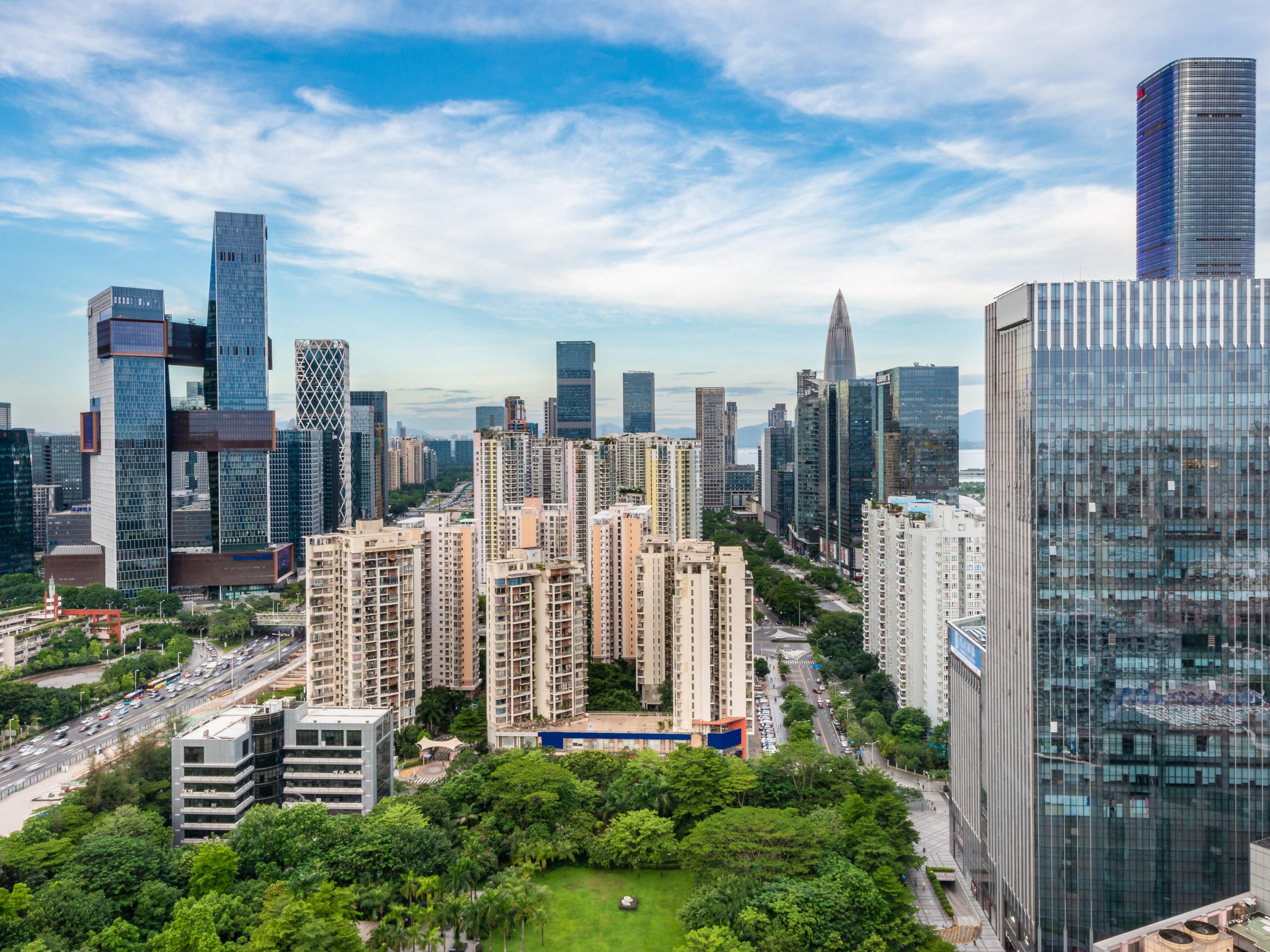 Holiday Inn Shenzhen Donghua is centrally located in Nanshan District, Shenzhen, near the Technology Park. It is directly accessible via three metro lines: Line 11、12 at Nanshan Station, and Line 9 at Nanshan Shucheng Station. The hotel is close to Shenzhen Bay Port and Shekou Cruise Center (providing access to Hong Kong) and many Shopping mall.