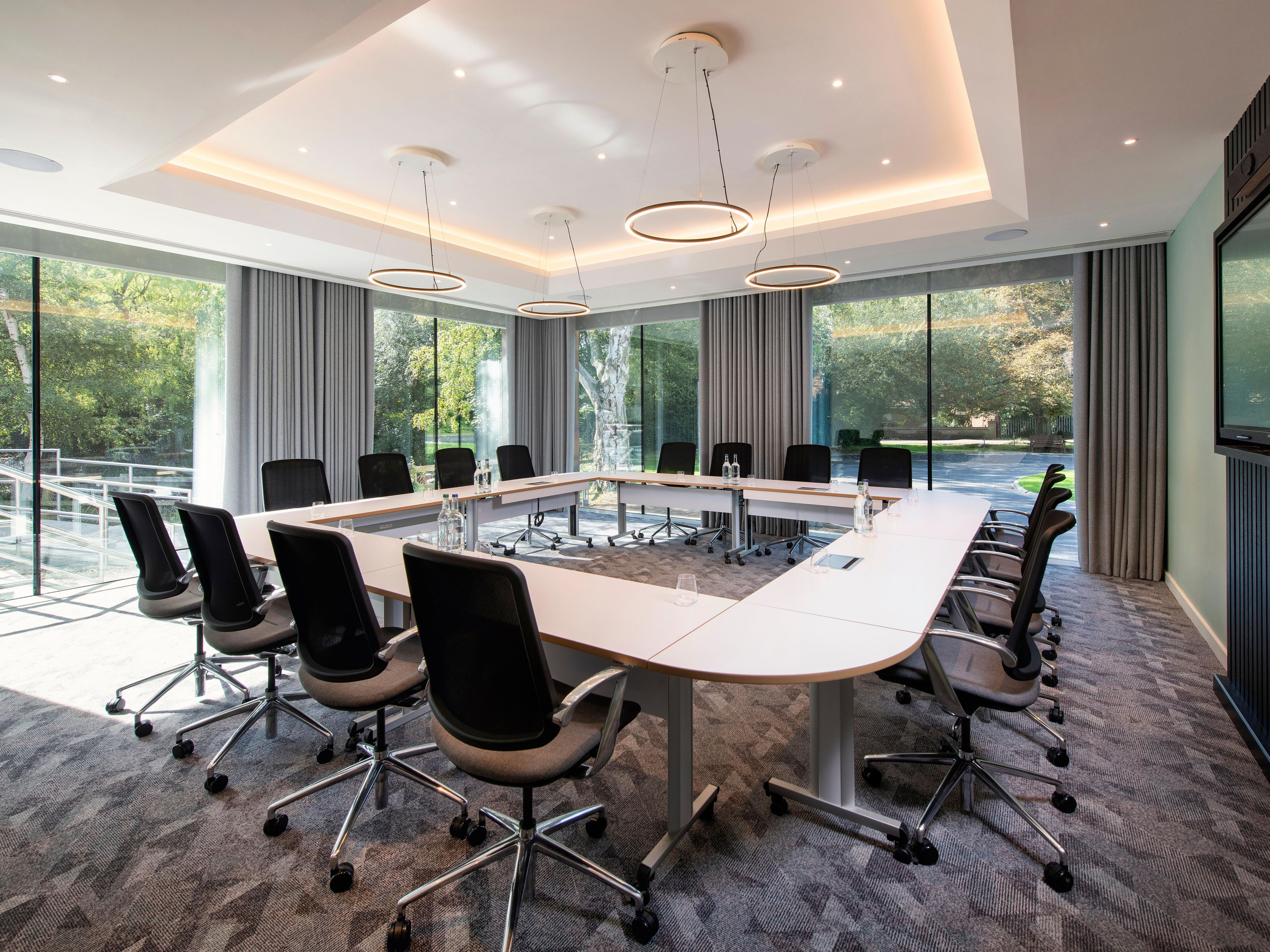 Storyboard is the perfect setting for state-of-the-art meetings, board meetings, training, team-building days, and company retreats. With five fully-equipped meeting rooms of different sizes, we are able to accommodate meetings and conferences on any scale.