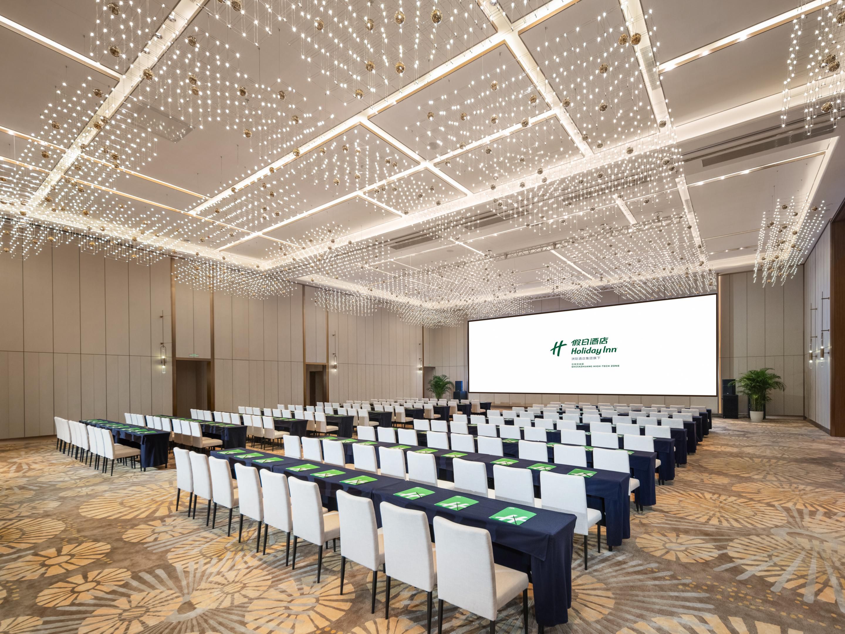 酒店拥有 1 间610㎡的无柱式大宴会厅雍逸气派，配备 LED 大屏，整体空间可分别拆分为1个300㎡和1个310㎡宴会厅。174㎡的宴会前厅供迎宾或鸡尾酒会、茶歇、展示等功能使用。