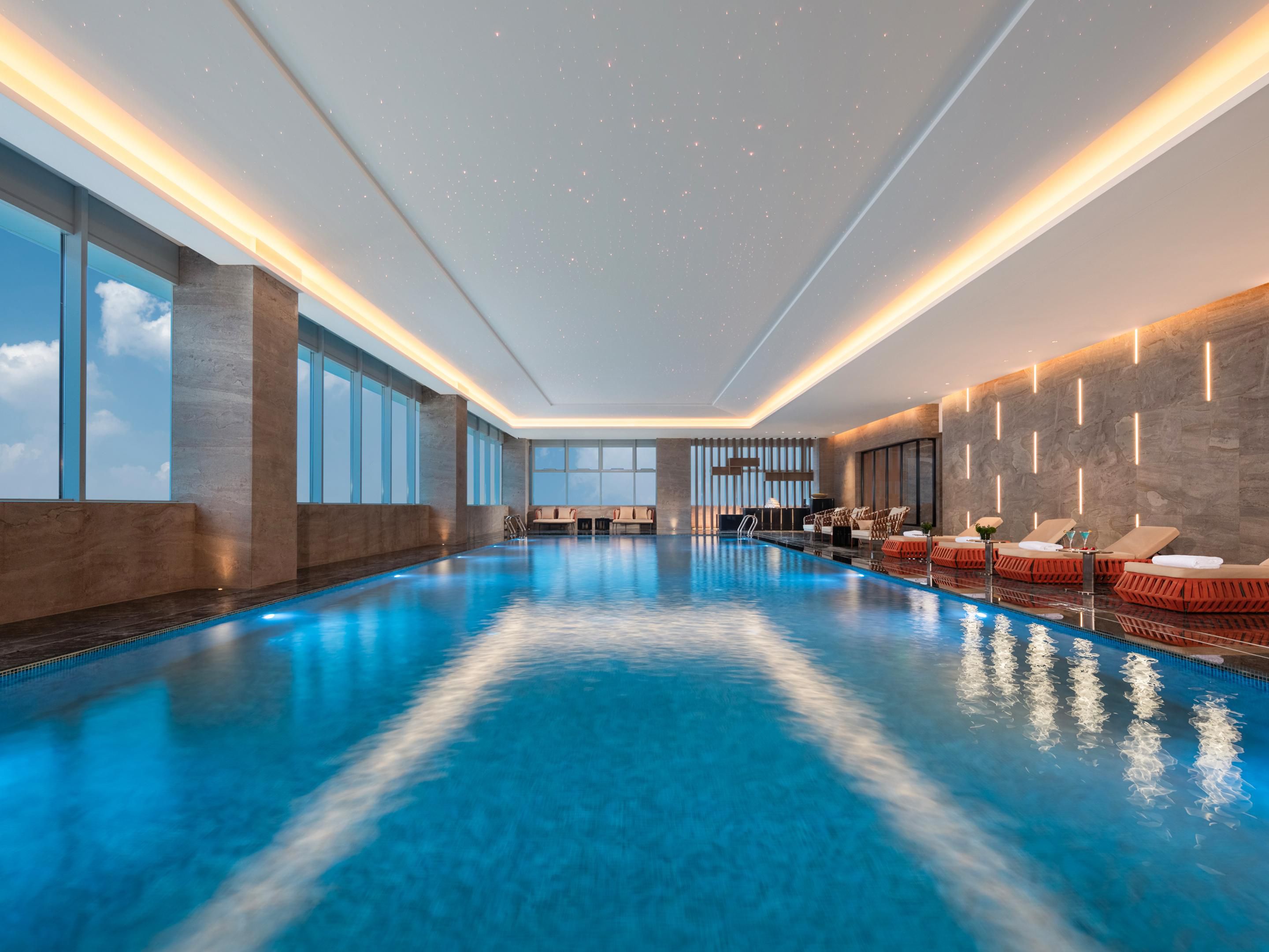 星空恒温泳池位于康体中心的核心区域，拥有宽敞的水道和舒适的水温，配备先进的泳池清洁设备，水质清澈、宽敞明亮，确保客人的健康和安全，让客人在畅游的同时，感受到无尽的舒适与愉悦。无论是想要进行有氧运动，还是简单的放松休闲，我们的泳池都是您的理想之选。