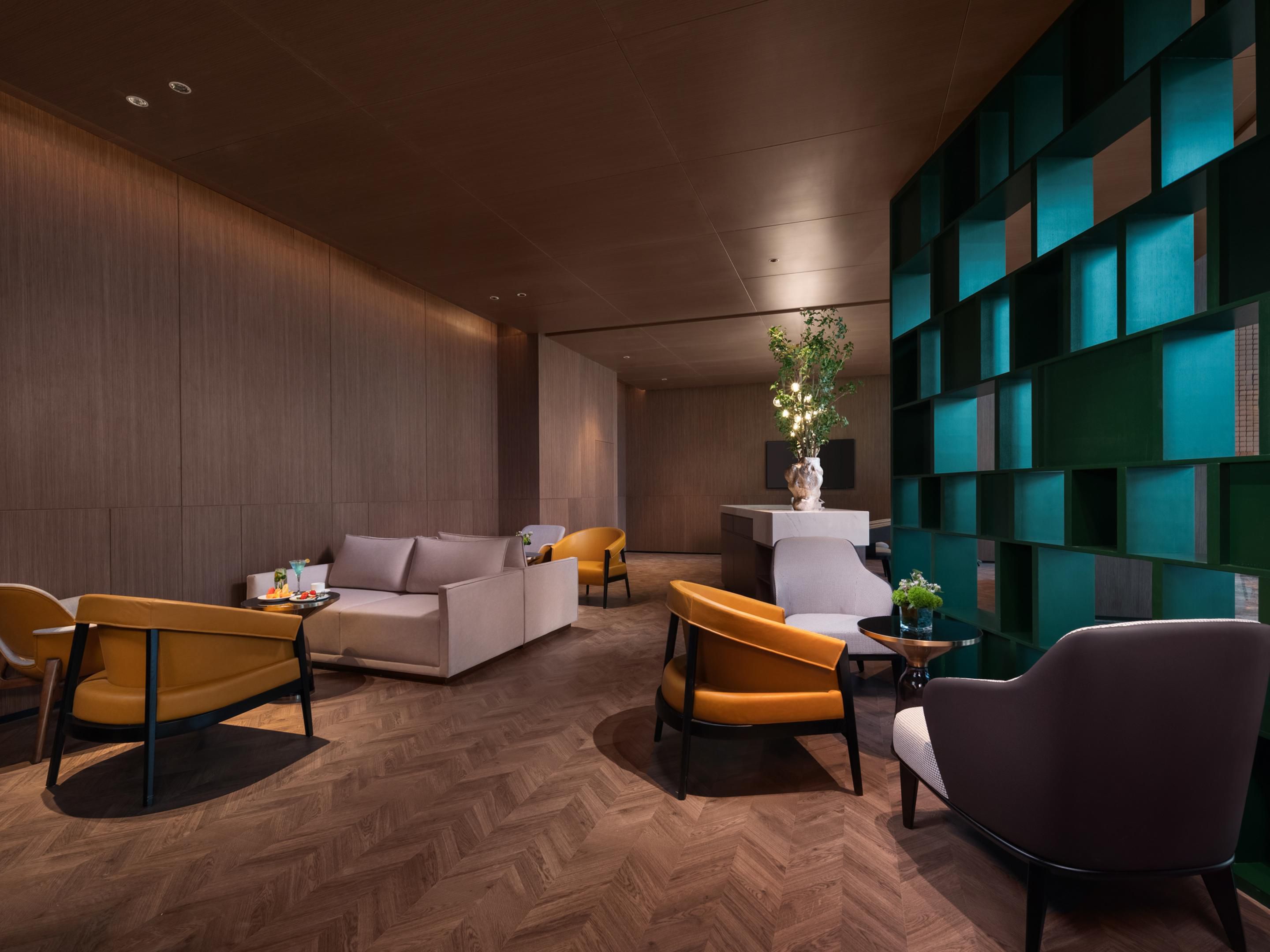 大堂酒廊位于酒店一层。提供给客人休闲、社交和获取信息的机会。舒适的沙发、茶座、酒吧台等共有28个座位，我们提供各种现代化的设施和服务，配备有适宜的灯光、音乐和的氛围,同时汇聚式样繁多的点心、咖啡、香茗、鸡尾酒等佳酿和精美下午茶，休憩、社交及商务之时可补充能量，令您尽享恬静、放松心情。服务人员非常热情友好,始终准备为您提供帮助，让客人在舒适的氛围中感受到宾至如归的感觉以及家一般的温馨。