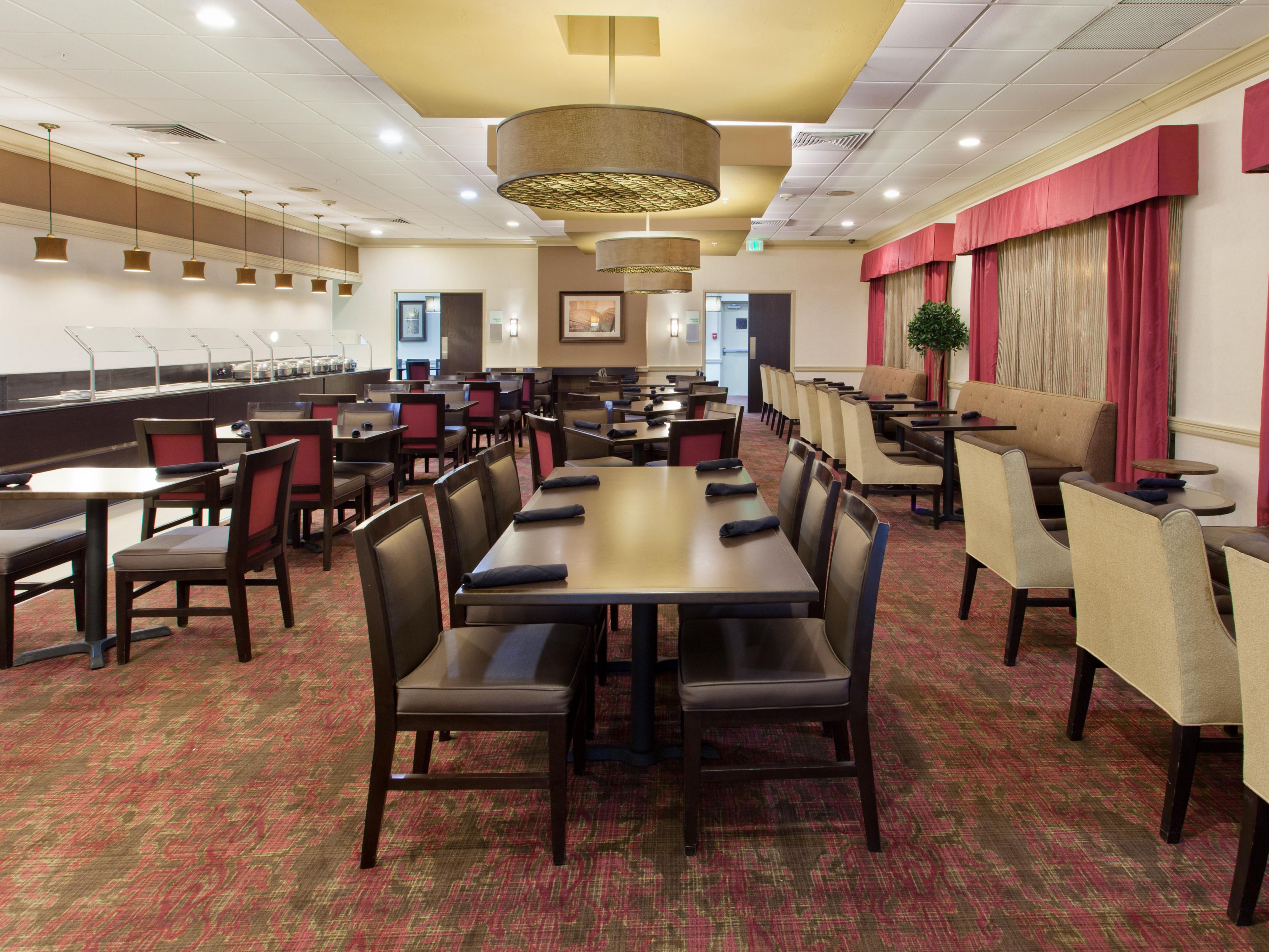 Named for the mighty Red River that winds through Shreveport, the Red River Restaurant offers breakfast and dinner dishes inspired by local favorites. Our chef team can also prepare private meals for large groups, events, and smaller teams.