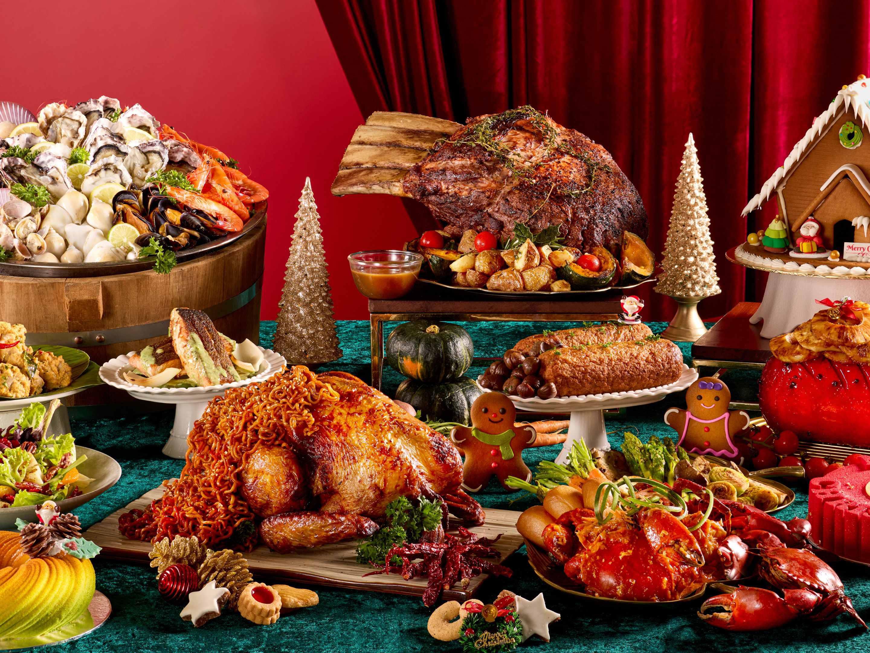 Celebrate the season at Holiday Inn Singapore Orchard City Centre with our 1-for-1 dinner buffet and exclusive festive menus! Enjoy delights like Traditional Turkey, Gochugaru Spiced Turkey with Ramen Stuffing, Chestnut Stuffing, and Pineapple-Glazed Ham. Finish with our signature log cakes and Lemon Meringue Tart. 