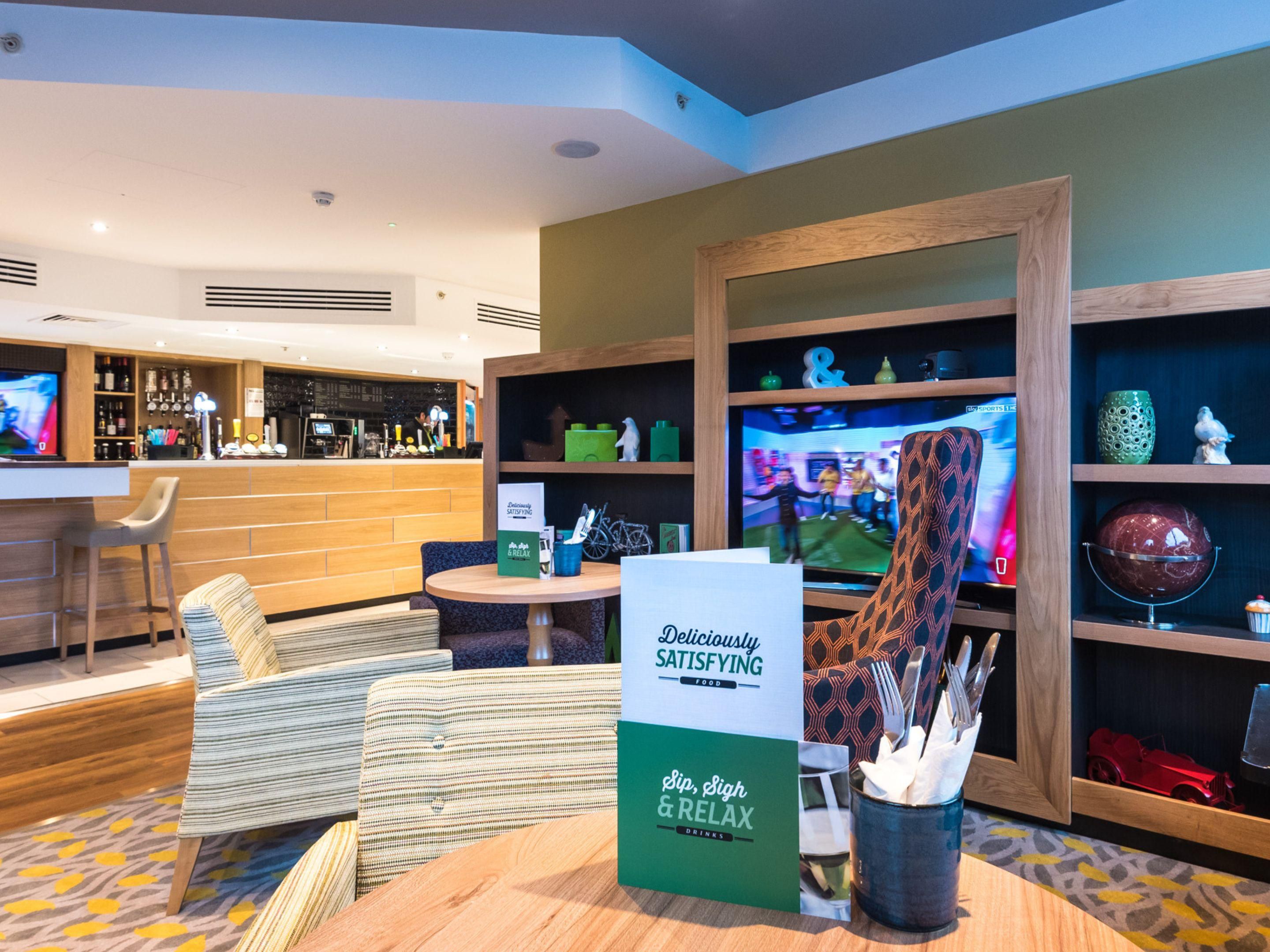 Our hotel has a range of food and drink options for our guests to enjoy. Our lounge and bar areas are open throughout the day and offer a relaxing place to grab a drink, a hearty meal or a light bite. 