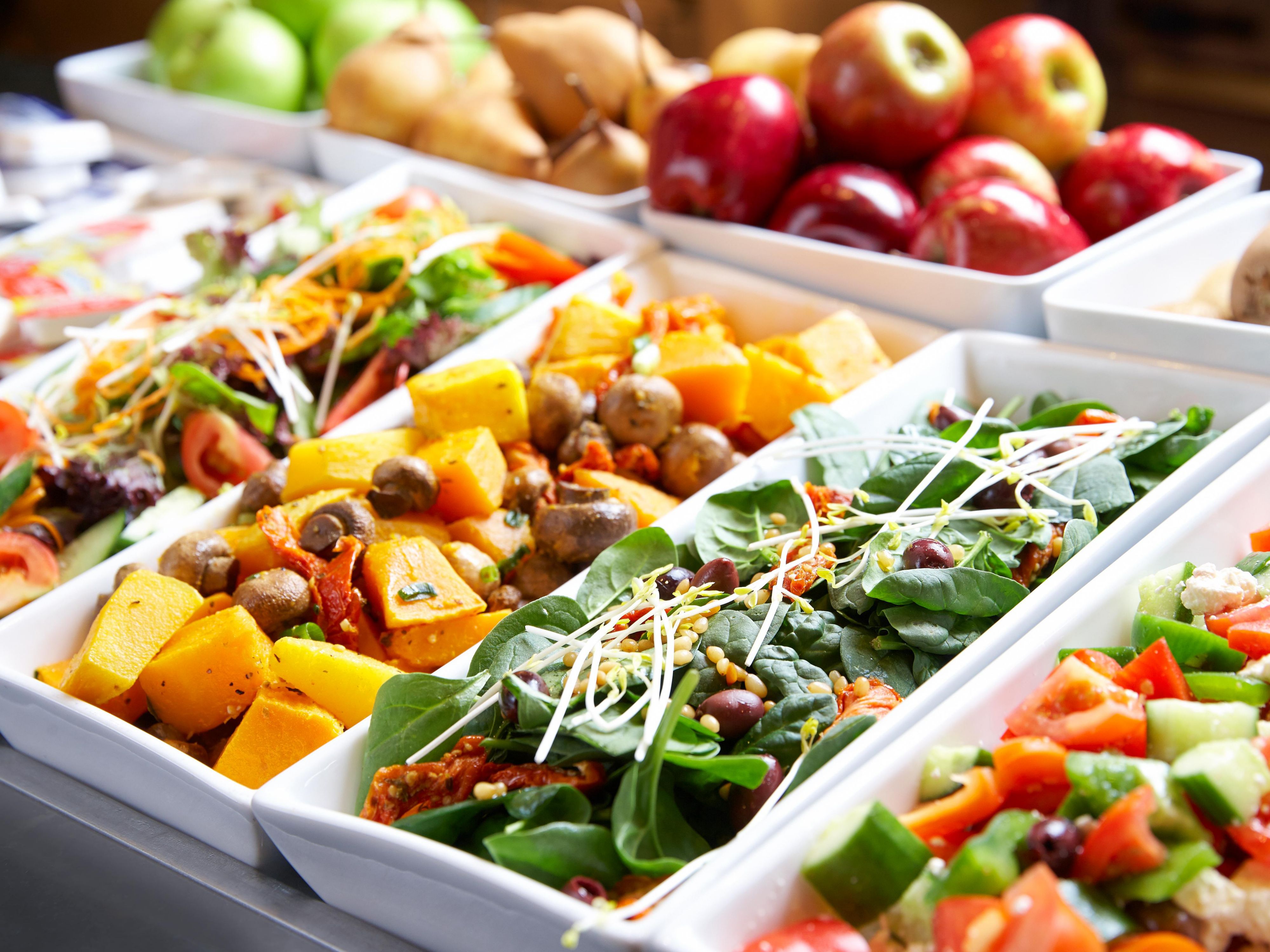 We provide a variety of gourmet dining options – ranging from a seasonal A la Carte menu or quality bar meals, to a variety of delicious lunch and themed dinner buffets. Our fantastic Summer Menu is now available with even more fresh and tasty dishes!