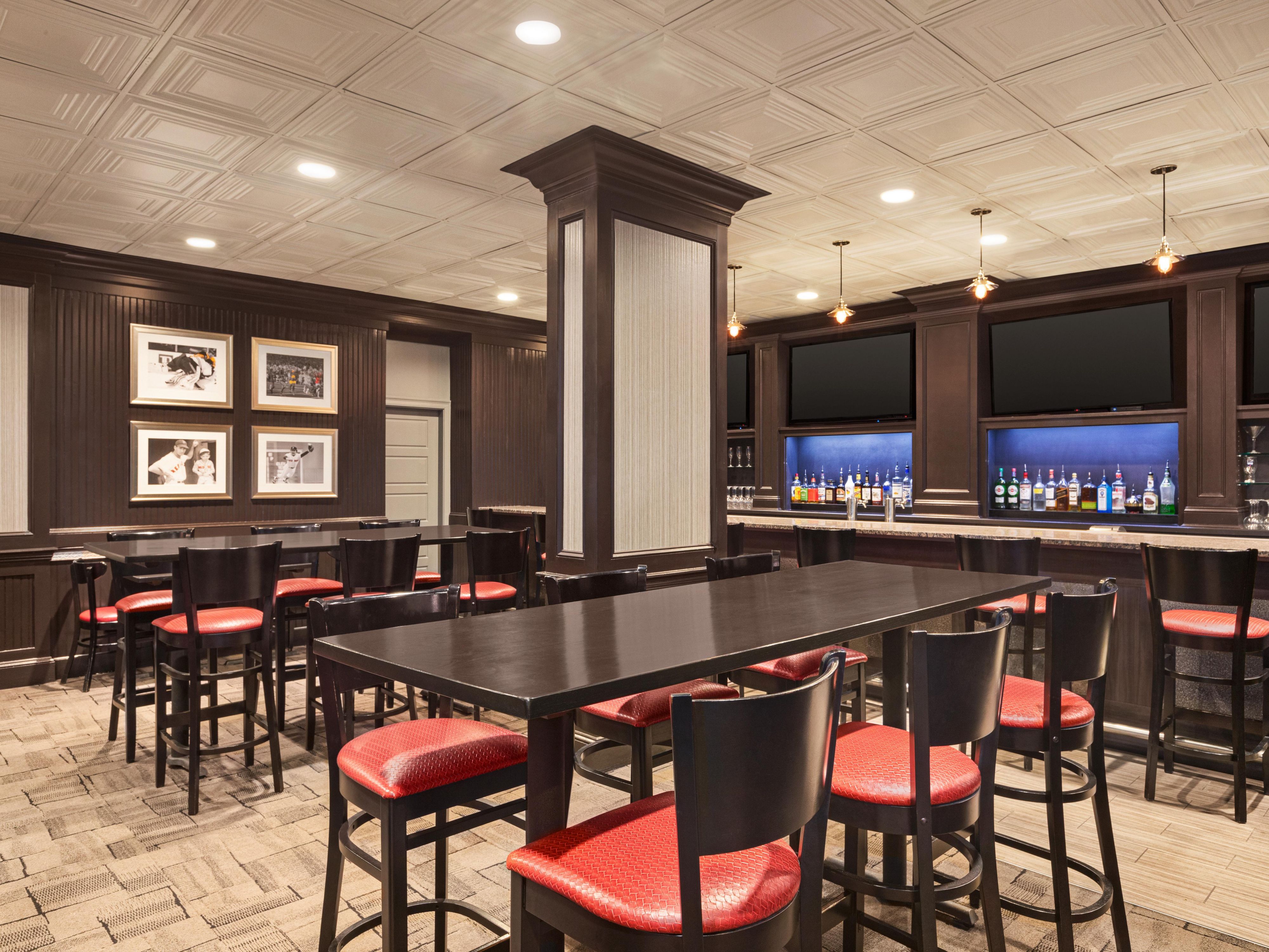 Dine in style at DRAFT Restaurant and Bar, where Boston’s culinary and sports culture collide, and kids under 12 eat free!  Begin your day with a hearty breakfast, where you’ll savor classic American comfort cuisine in a lively, sports-inspired setting adorned with memorabilia and big screens for game-watching fun.
