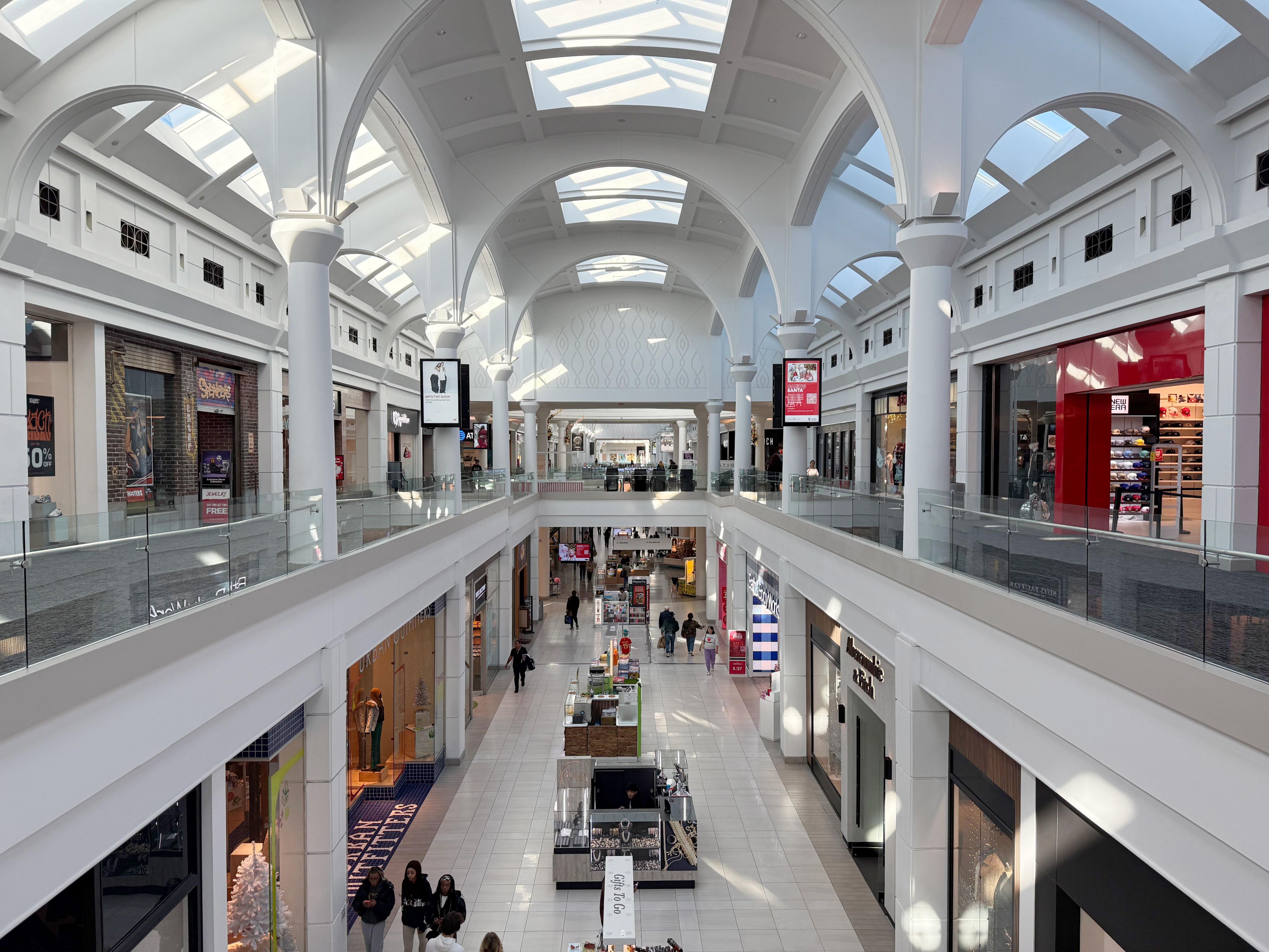 Explore top brands like Macy’s, Nordstrom, and Apple, indulge in dining options such as The Cheesecake Factory and Seasons 52, and catch the latest movies at AMC Dine-In Menlo Park 12. With seasonal deals, exclusive events, and easy access from major highways, Menlo Park Mall offers the ultimate shopping and entertainment experience.