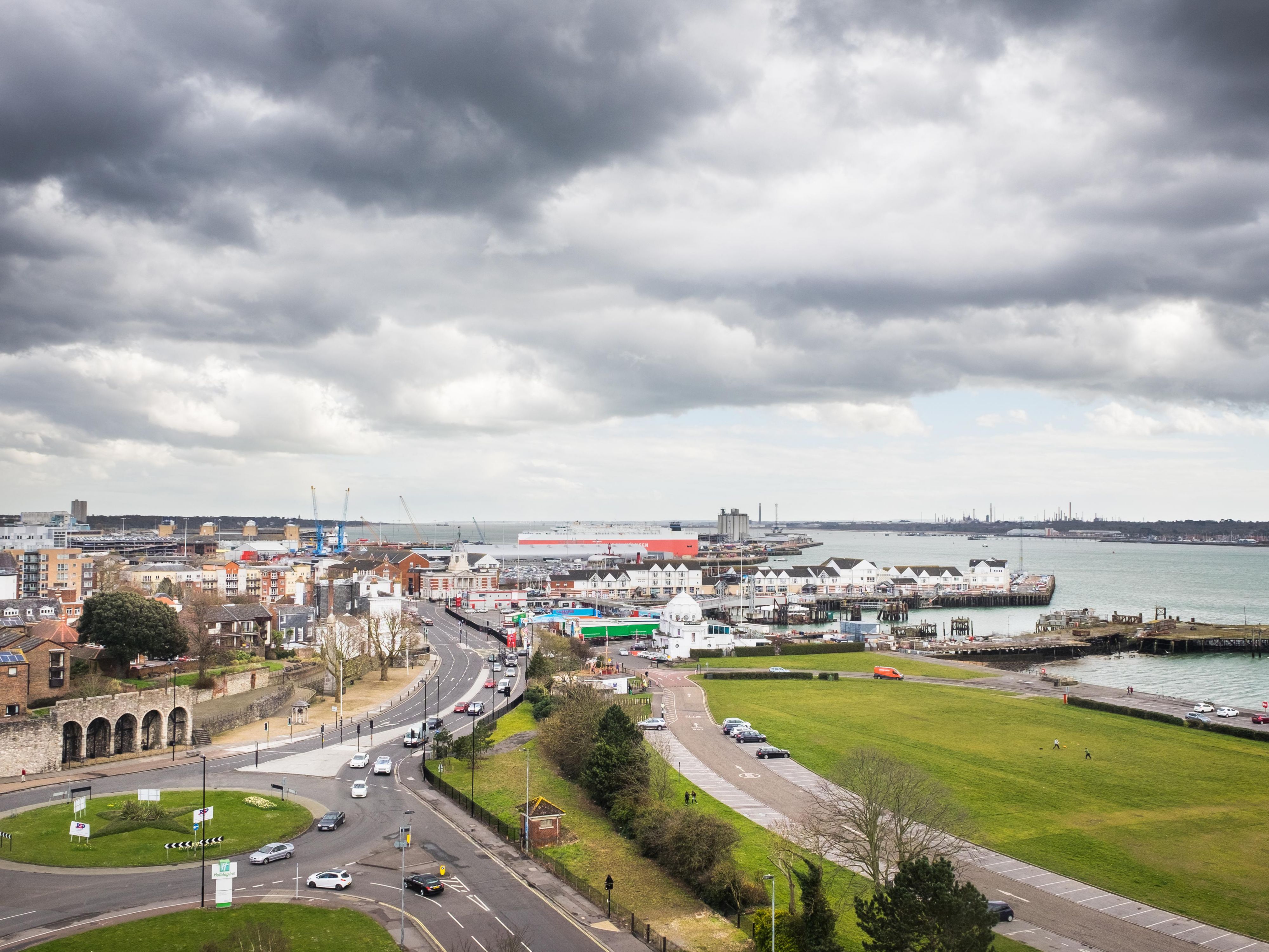 All the business, entertainment, shopping and culture of Southampton’s bustling centre is on your doorstep, with West Quay Shopping Centre just a short walk away. There’s also easy access by car to popular family attractions such as Paultons Park, Marwell Zoo, and the New Forest.