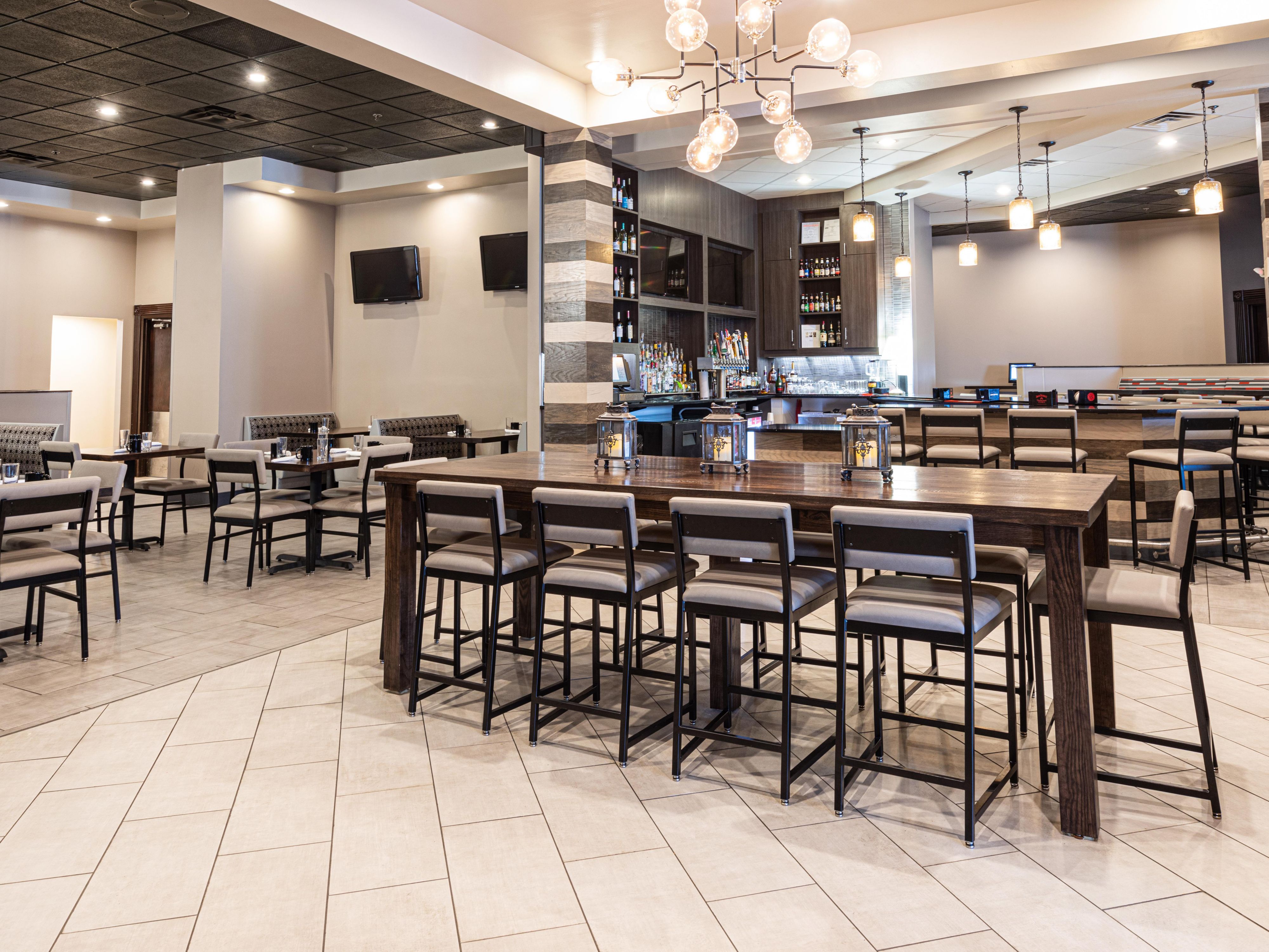 Dine with us at our on-site restaurant and bar! Elements Bistro offers a diverse menu for guests, balancing classic favorites and local St. Louis specialties. Enjoy thoughtfully prepared burgers, fresh salads, and full entrées like steak and salmon, perfect for dinner or cocktails.